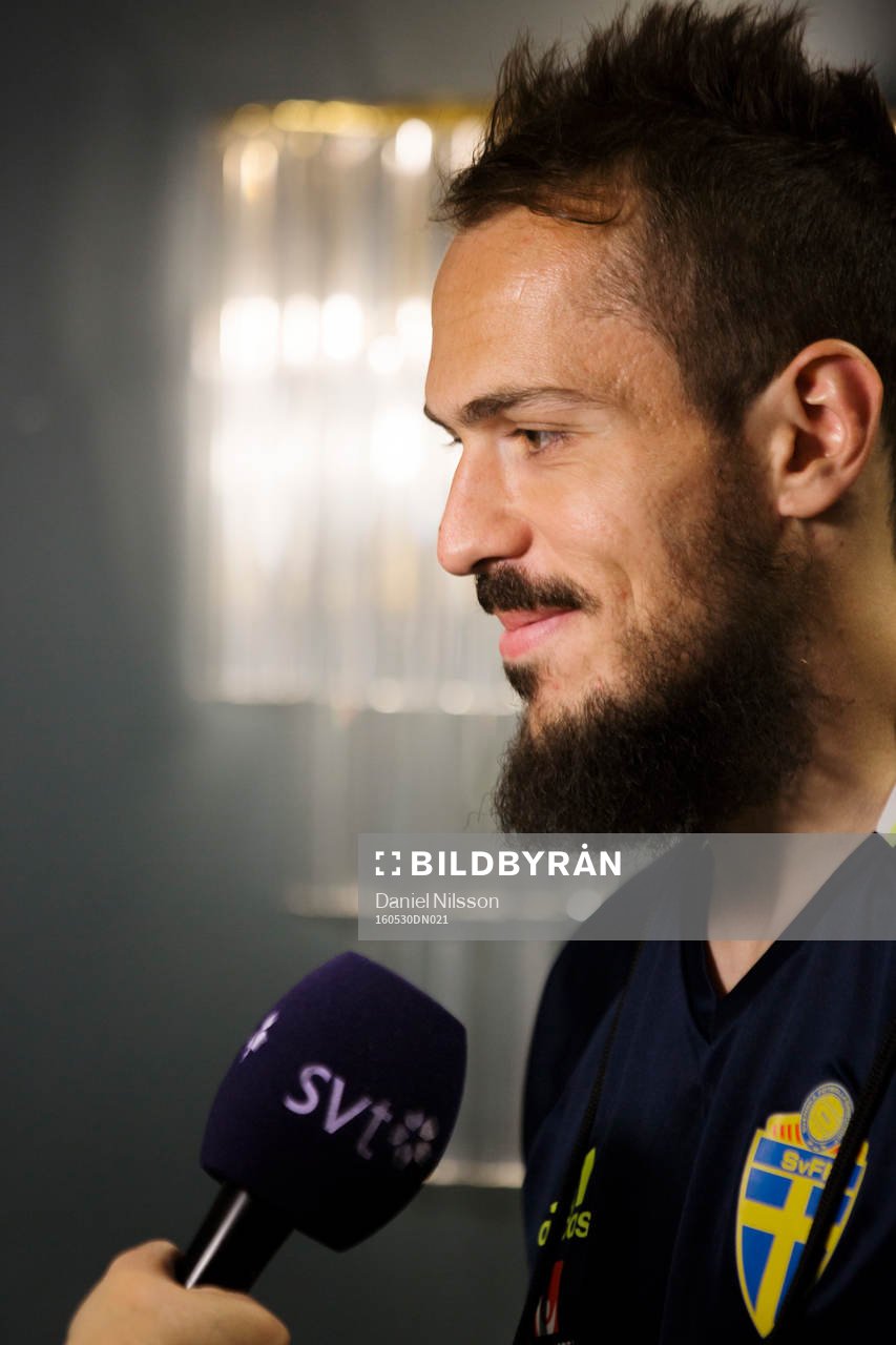 Svenska fotbollslandslagets Emir Kujovic blir intervjuad av media under en pressträff den 30 Maj 2016 i Malmö.
