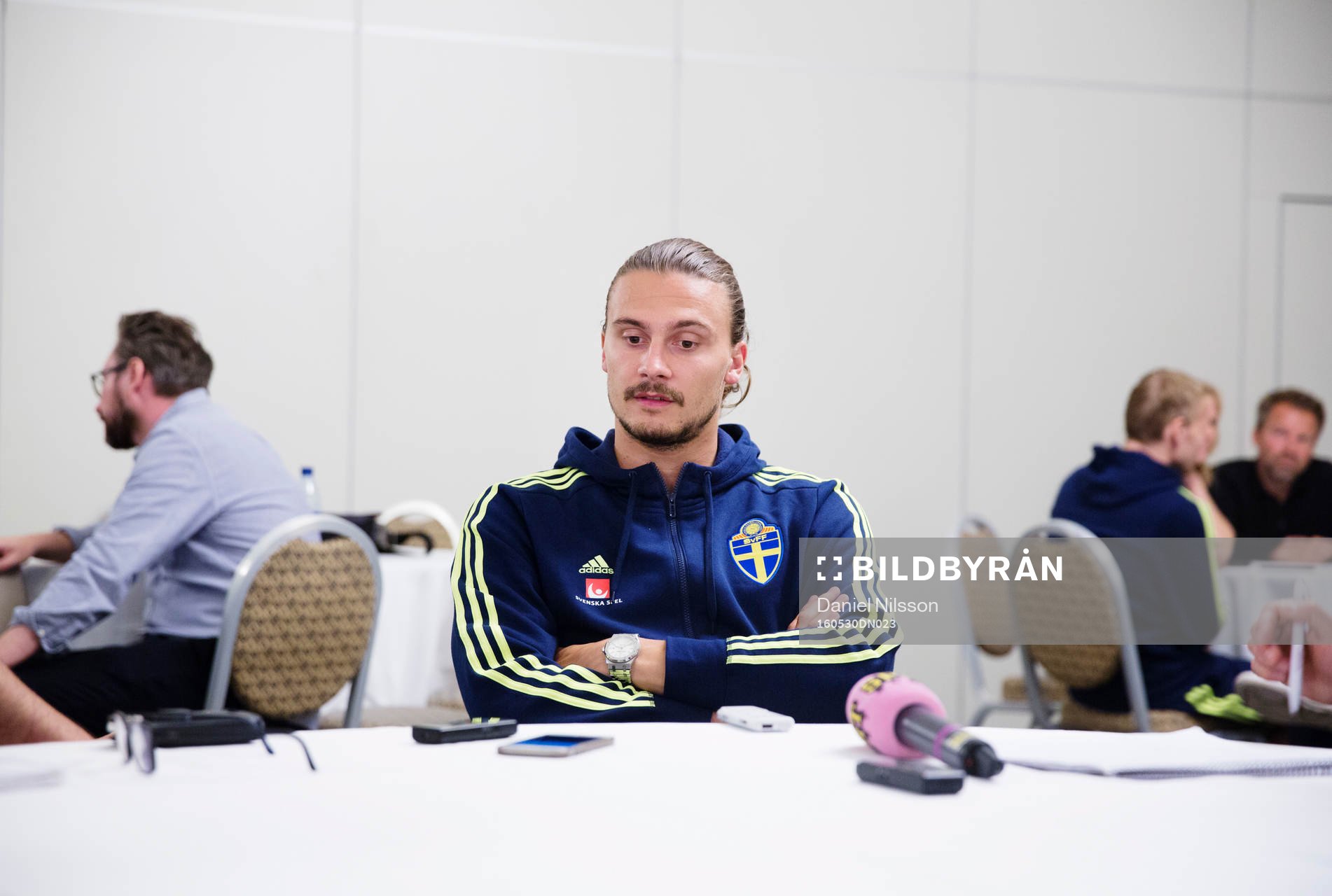 Svenska fotbollslandslagets Erik Johansson blir intervjuad av media under en pressträff den 30 Maj 2016 i Malmö.