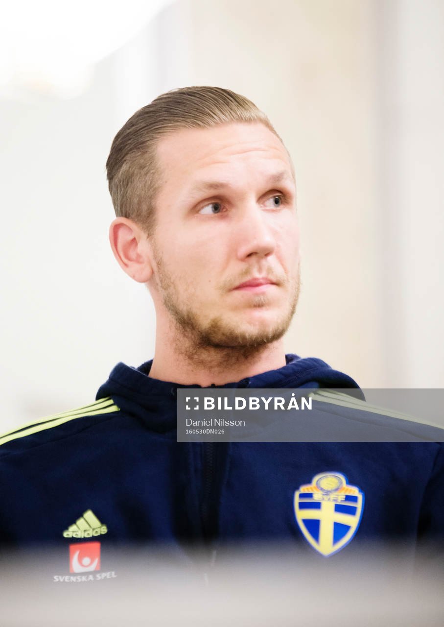 Svenska fotbollslandslagets målvakt Robin Olsen blir intervjuad av media under en pressträff den 30 Maj 2016 i Malmö.