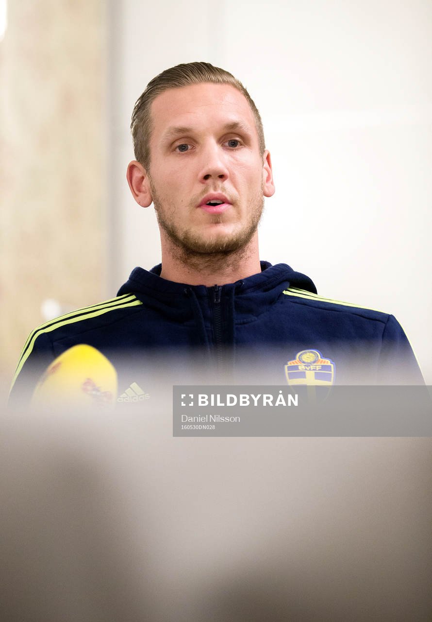 Svenska fotbollslandslagets målvakt Robin Olsen blir intervjuad av media under en pressträff den 30 Maj 2016 i Malmö.