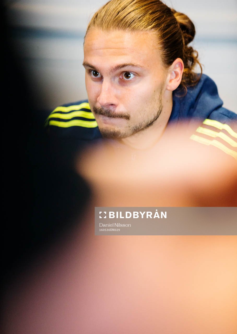Svenska fotbollslandslagets Erik Johansosn blir intervjuad