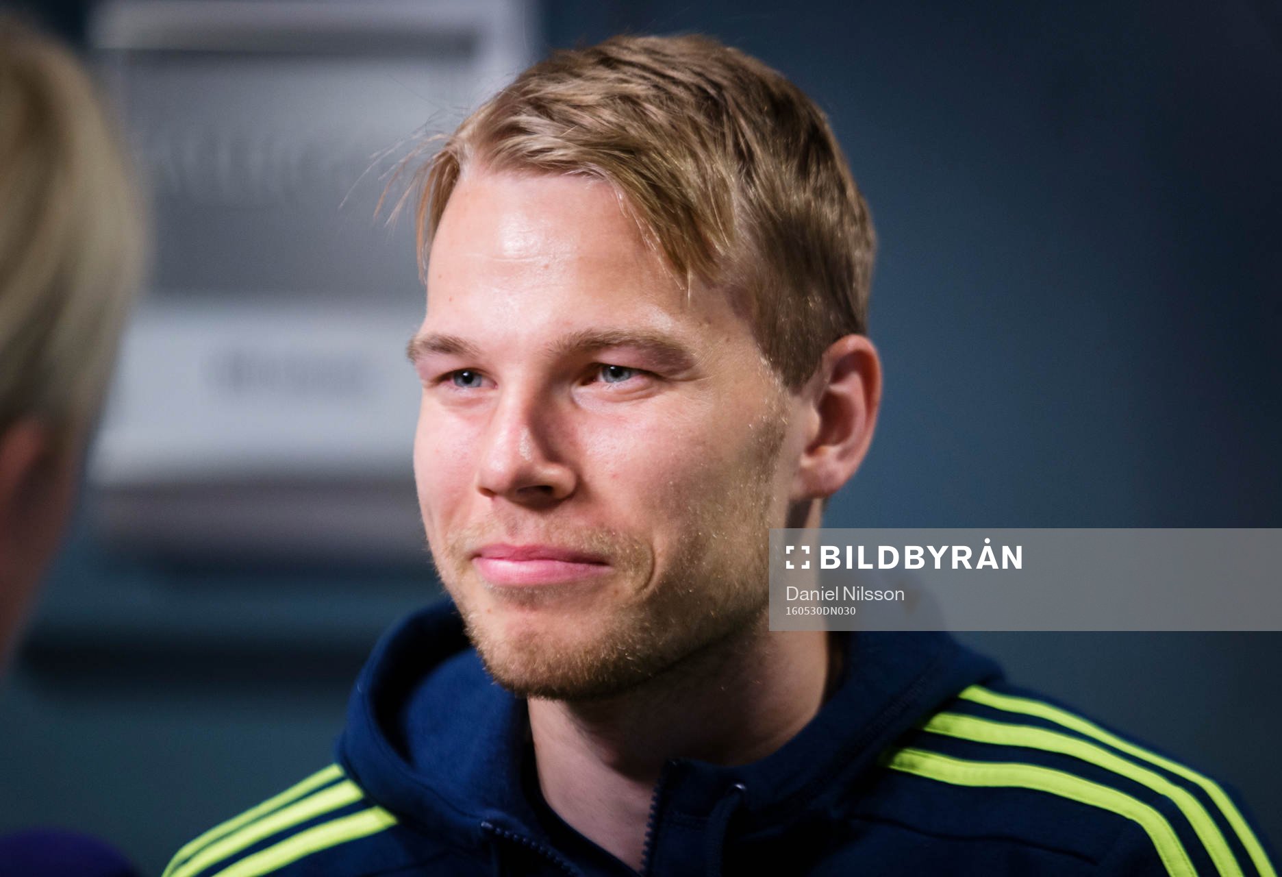Svenska fotbollslandslagets Oscar Lewicki blir intervjuad av media under en pressträff den 30 Maj 2016 i Malmö.
