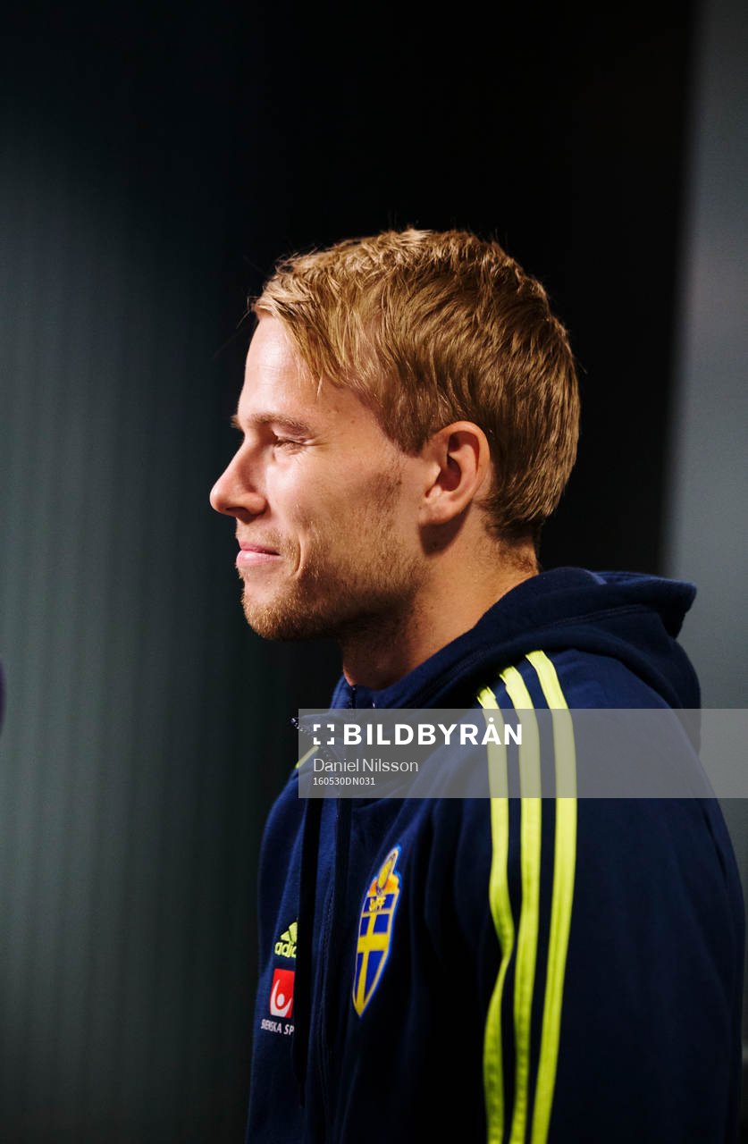Svenska fotbollslandslagets Oscar Lewicki blir intervjuad av media under en pressträff den 30 Maj 2016 i Malmö.