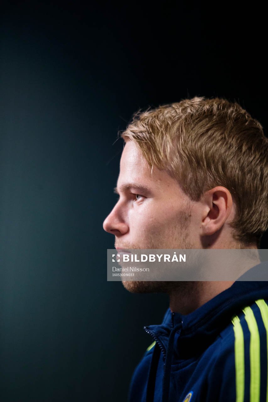 Svenska fotbollslandslagets Oscar Lewicki blir intervjuad av media under en pressträff den 30 Maj 2016 i Malmö.