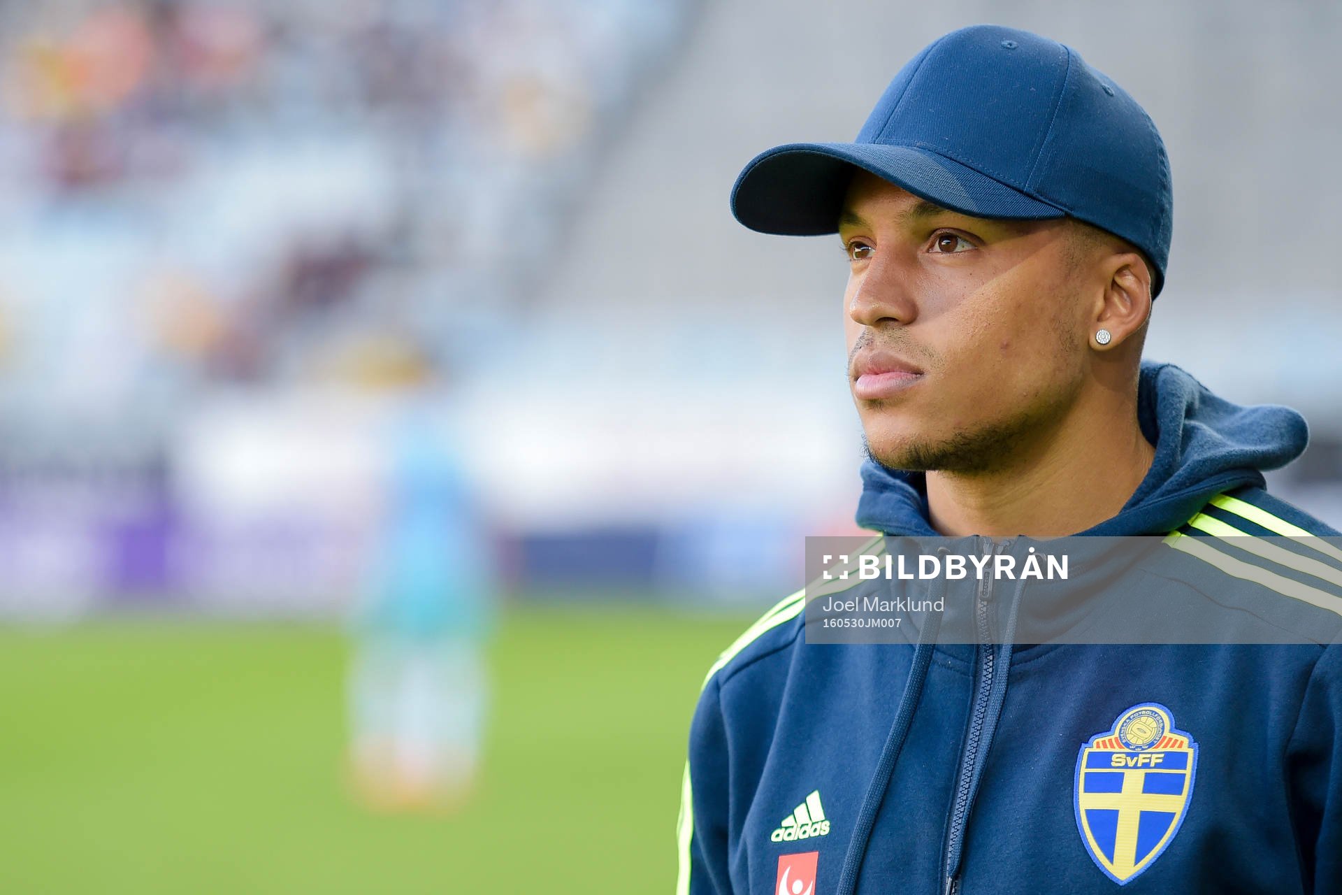 Sveriges Martin Olsson före fotbollslandskampen mellan