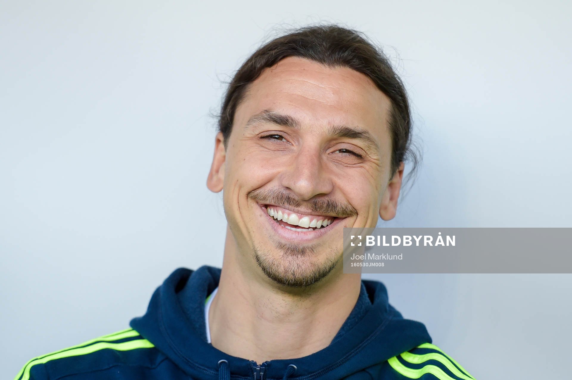 Sveriges Zlatan Ibrahimovic på bänken före