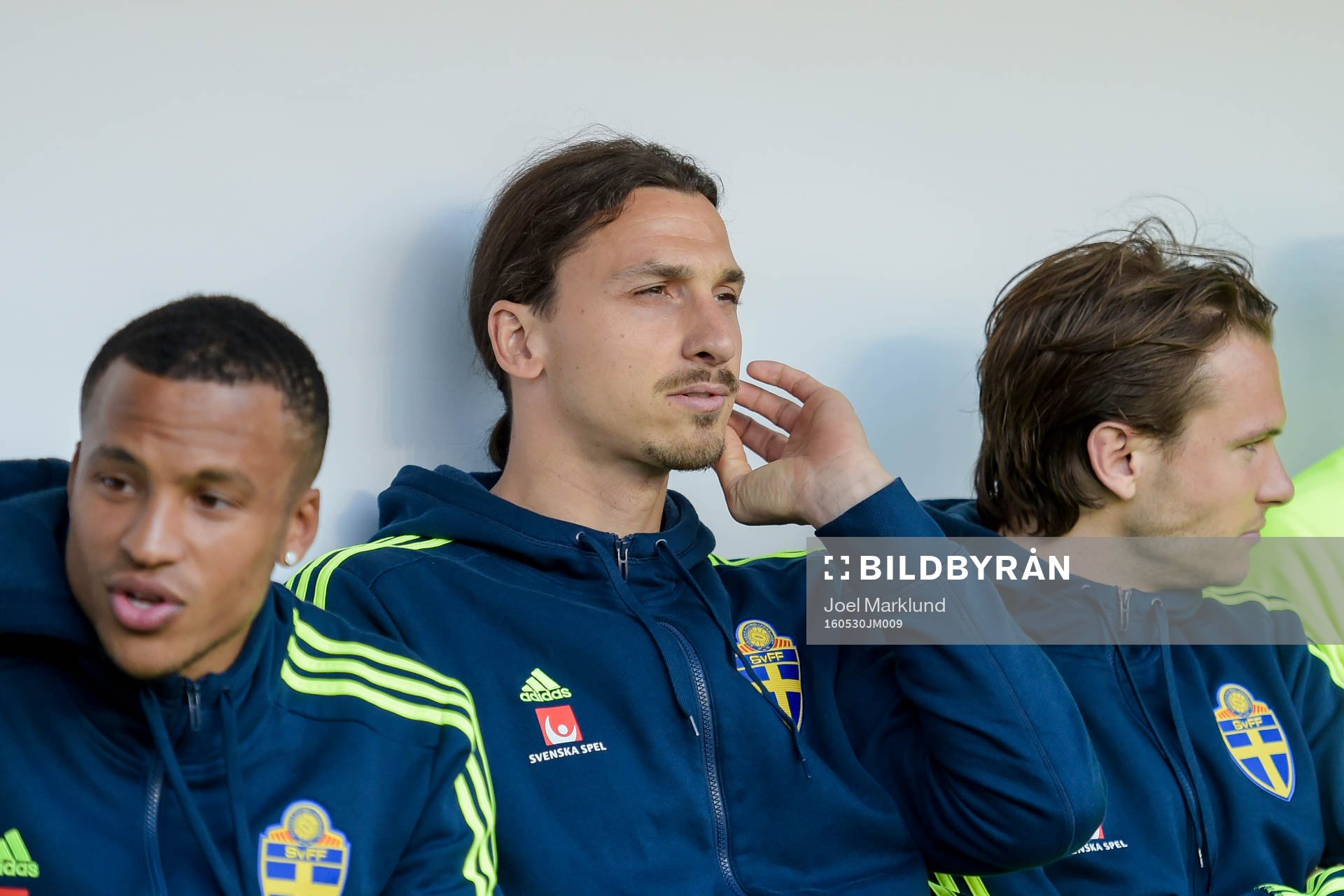Sveriges Zlatan Ibrahimovic på bänken före