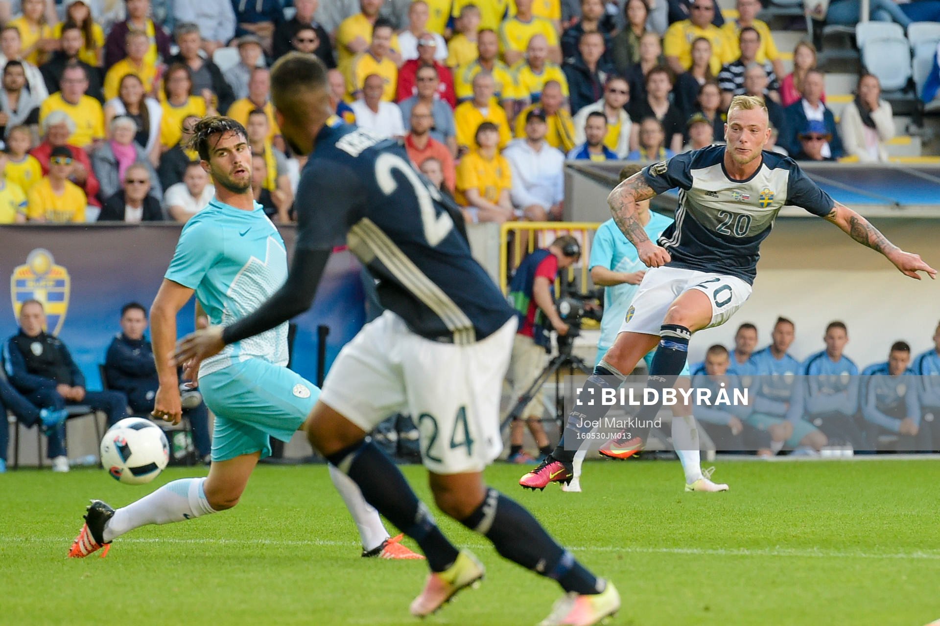 Sveriges John Guidetti  provar skott