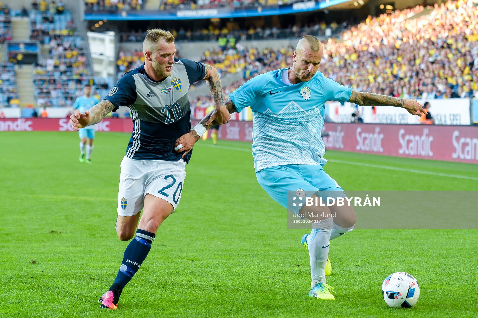 Sveriges John Guidetti  och Sloveniens Aljaz Struna