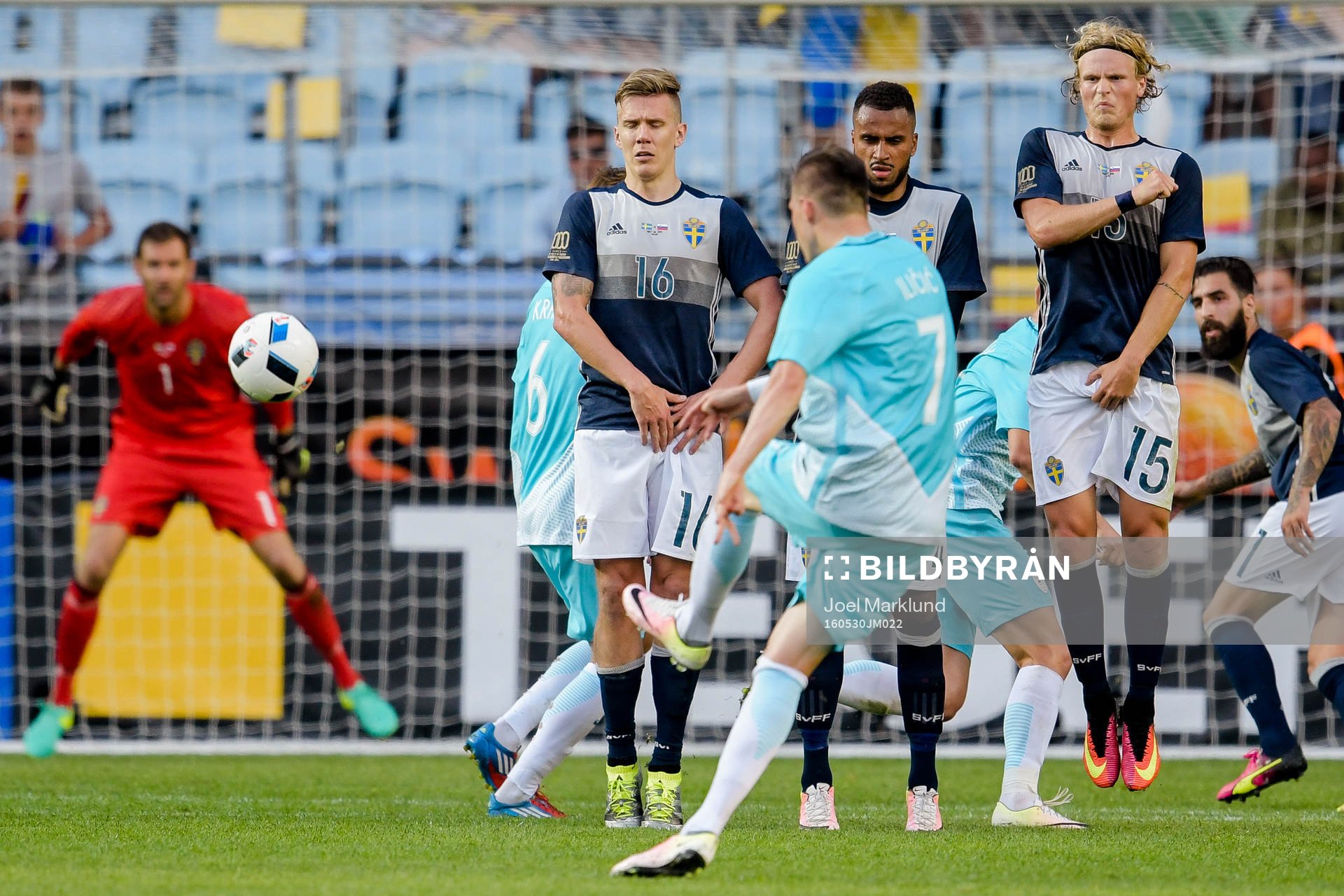 Sveriges Pontus Wernbloom , Isaac Kiese Thelin och Oscar Hiljemark i en mur under fotbollslandskampen mellan Sverige och Slovenien den 30 maj 2016 i Malmö.