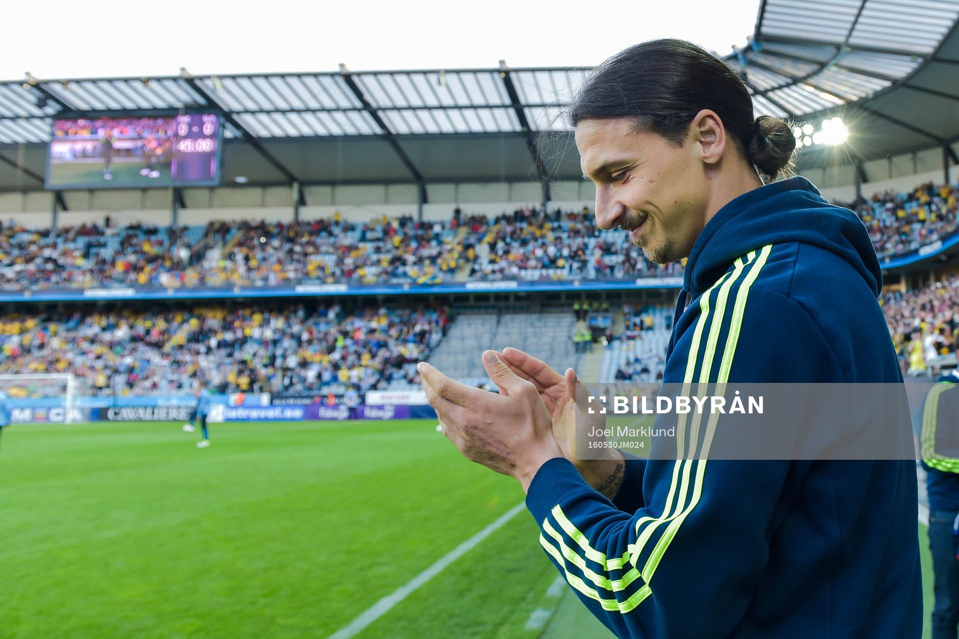 Sveriges Zlatan Ibrahimovic  hyllas av publiken