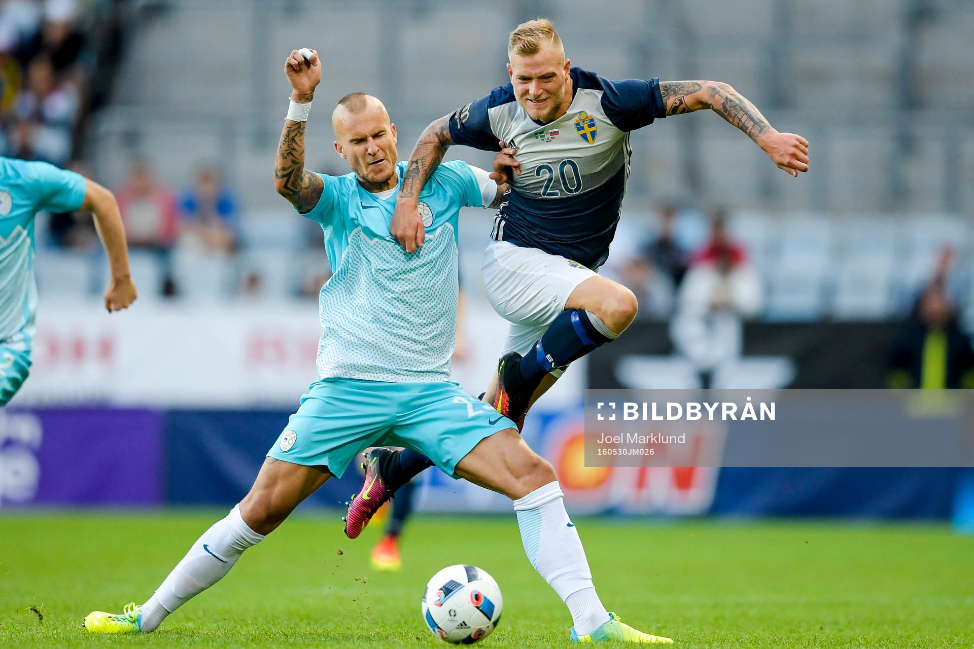 Sveriges John Guidetti  och Sloveniens Aljaz Struna
