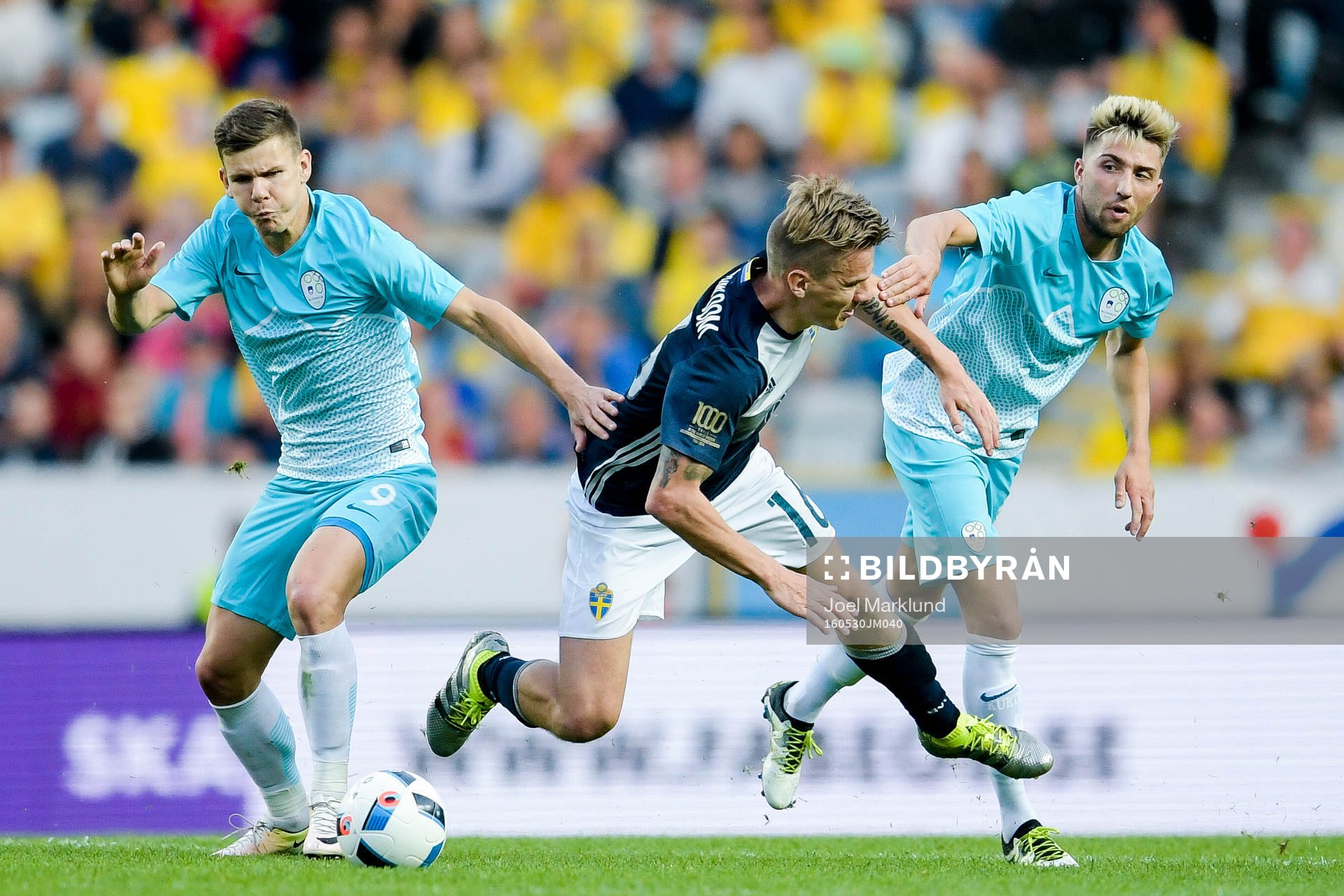 Sveriges Pontus Wernbloom i en kamp mot Sloveniens Rom