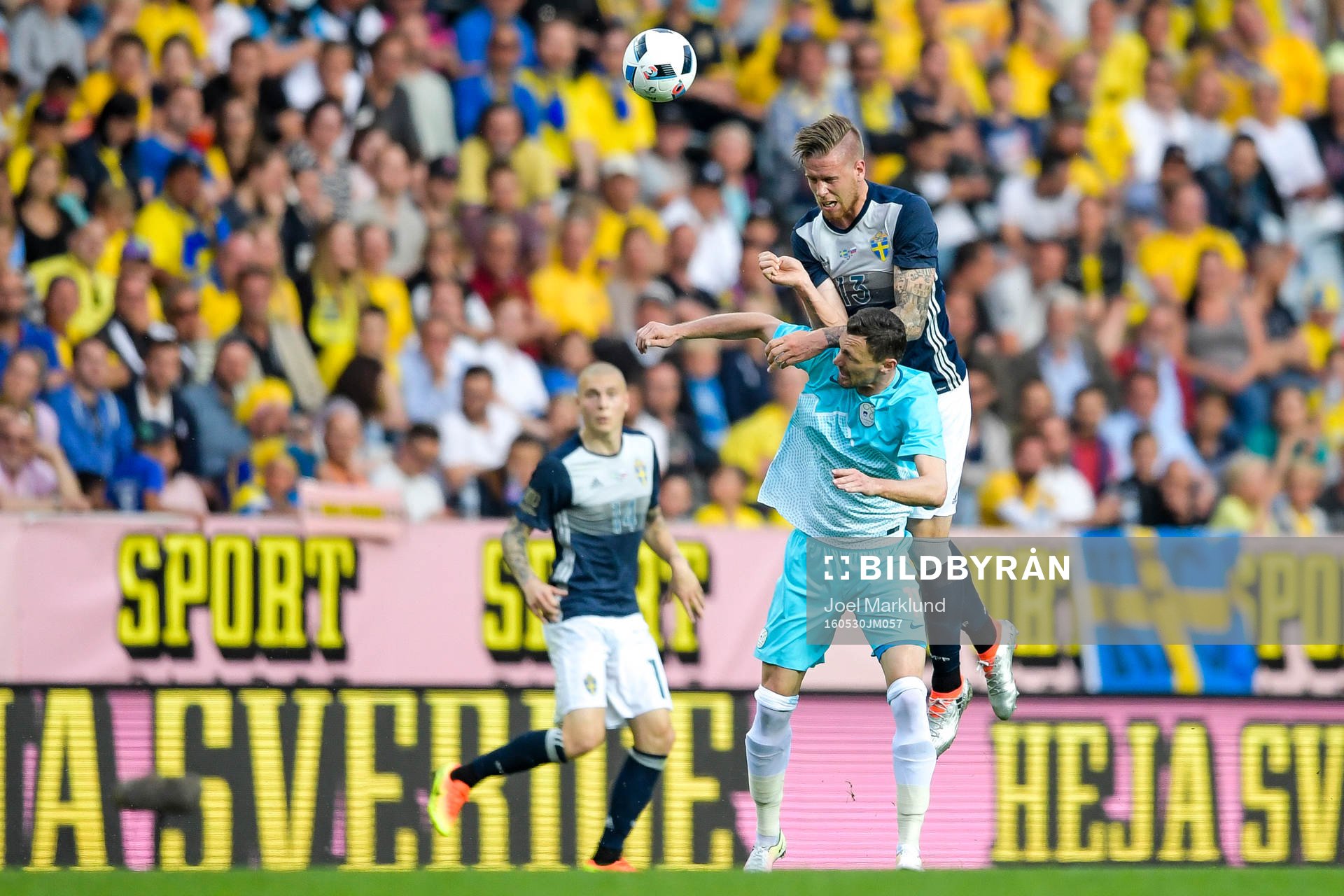 Sveriges Pontus Jansson  och Sloveniens Milivoje Novakovic
