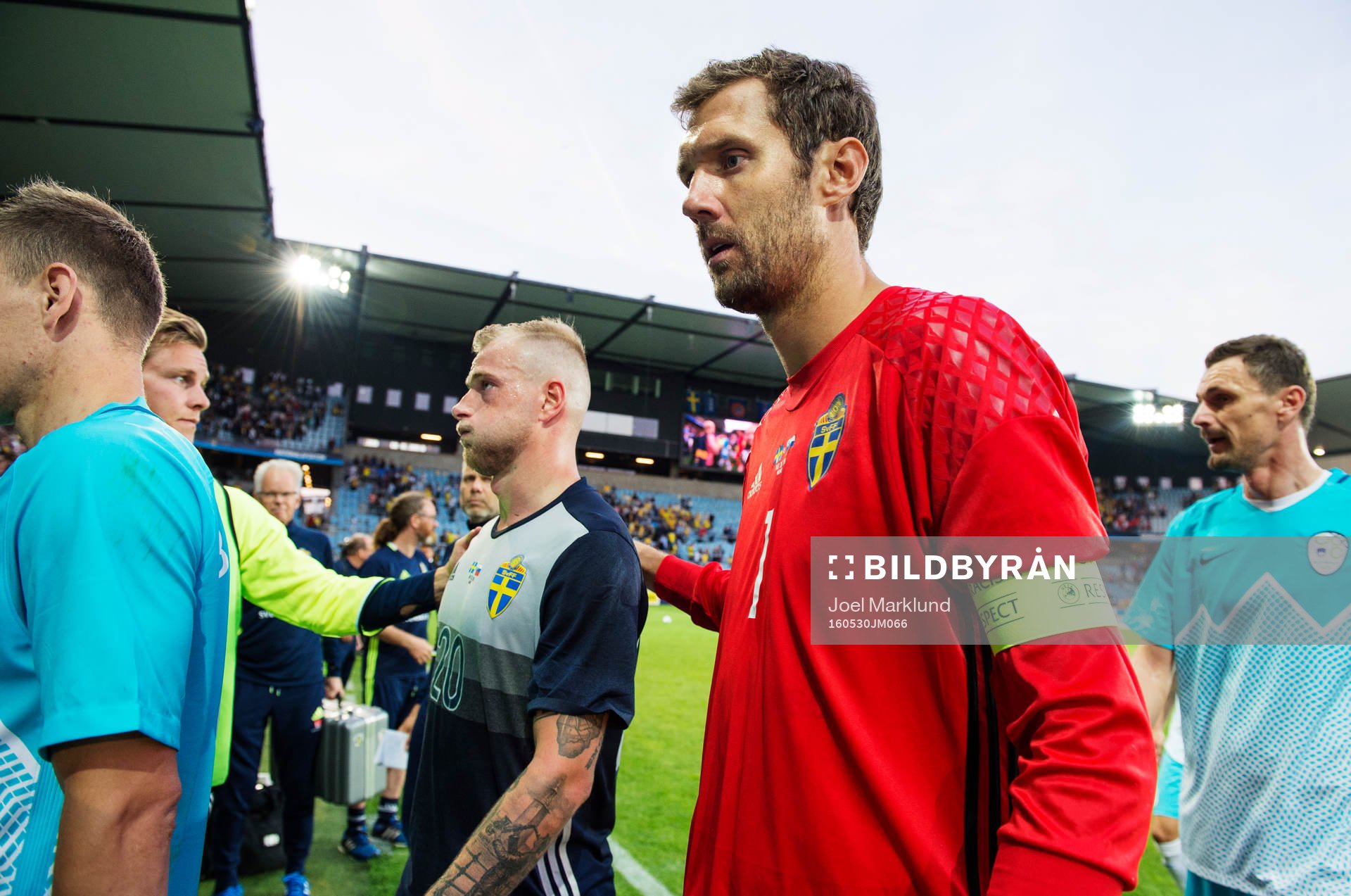Sveriges John Guidetti och målvakt Andreas Isaksson deppar