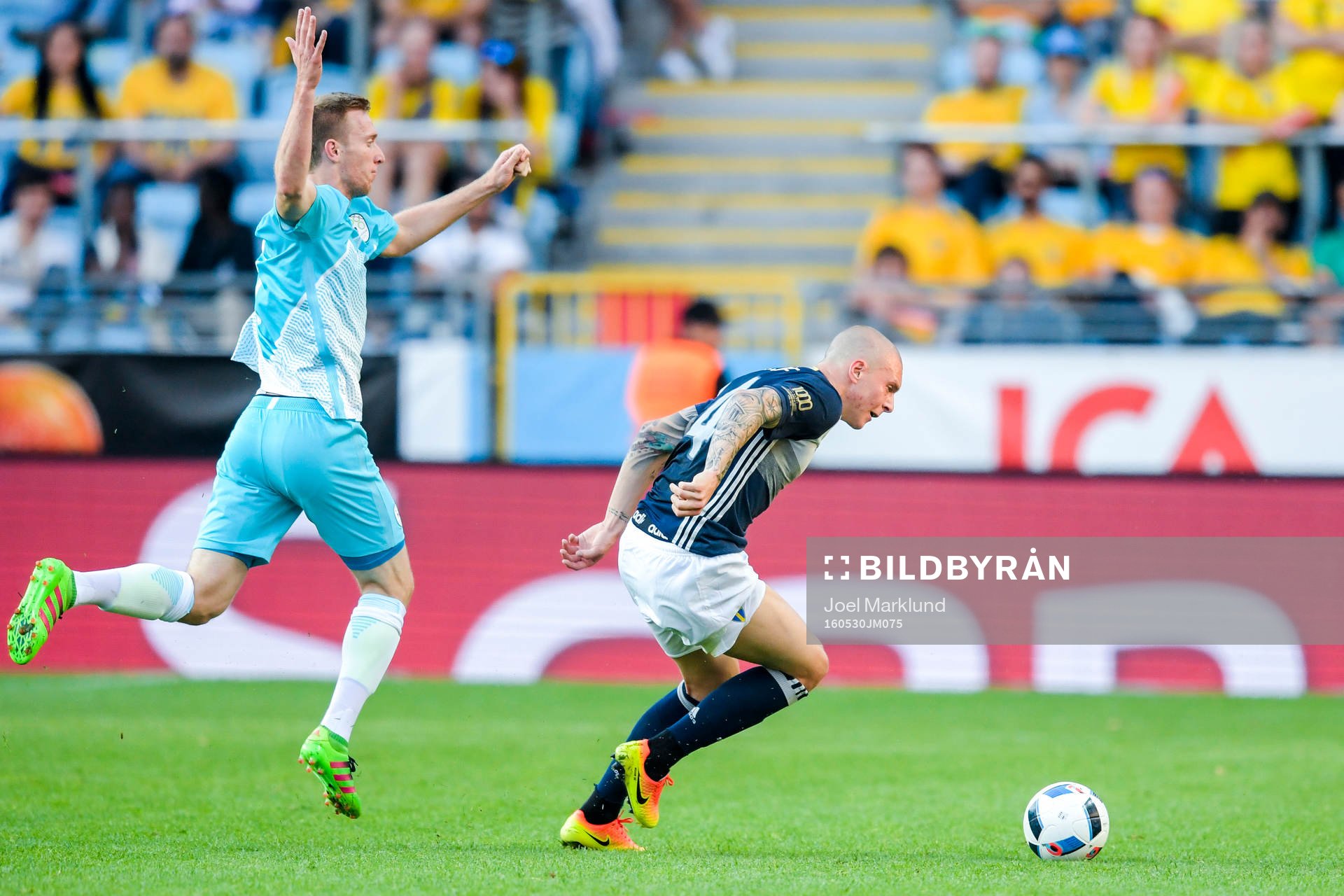 Sloveniens Robert Beric och Sveriges Victor Nilsson