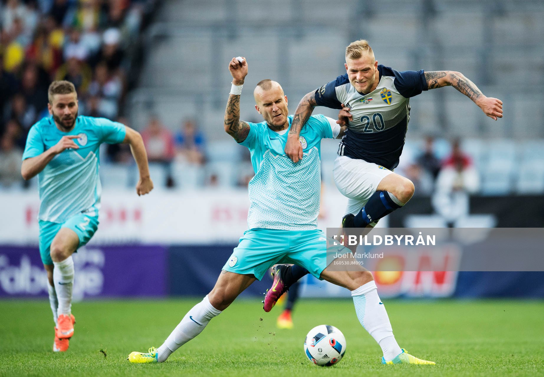 Sloveniens Aljaz Struna tacklar Sveriges John Guidetti