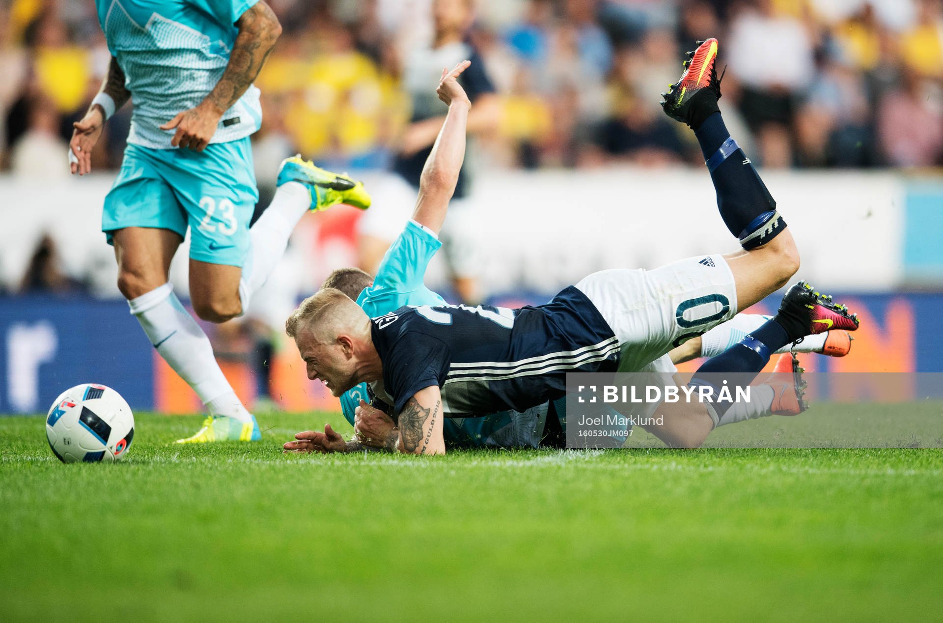 Sveriges John Guidetti faller i en närkamp med Sloveniens