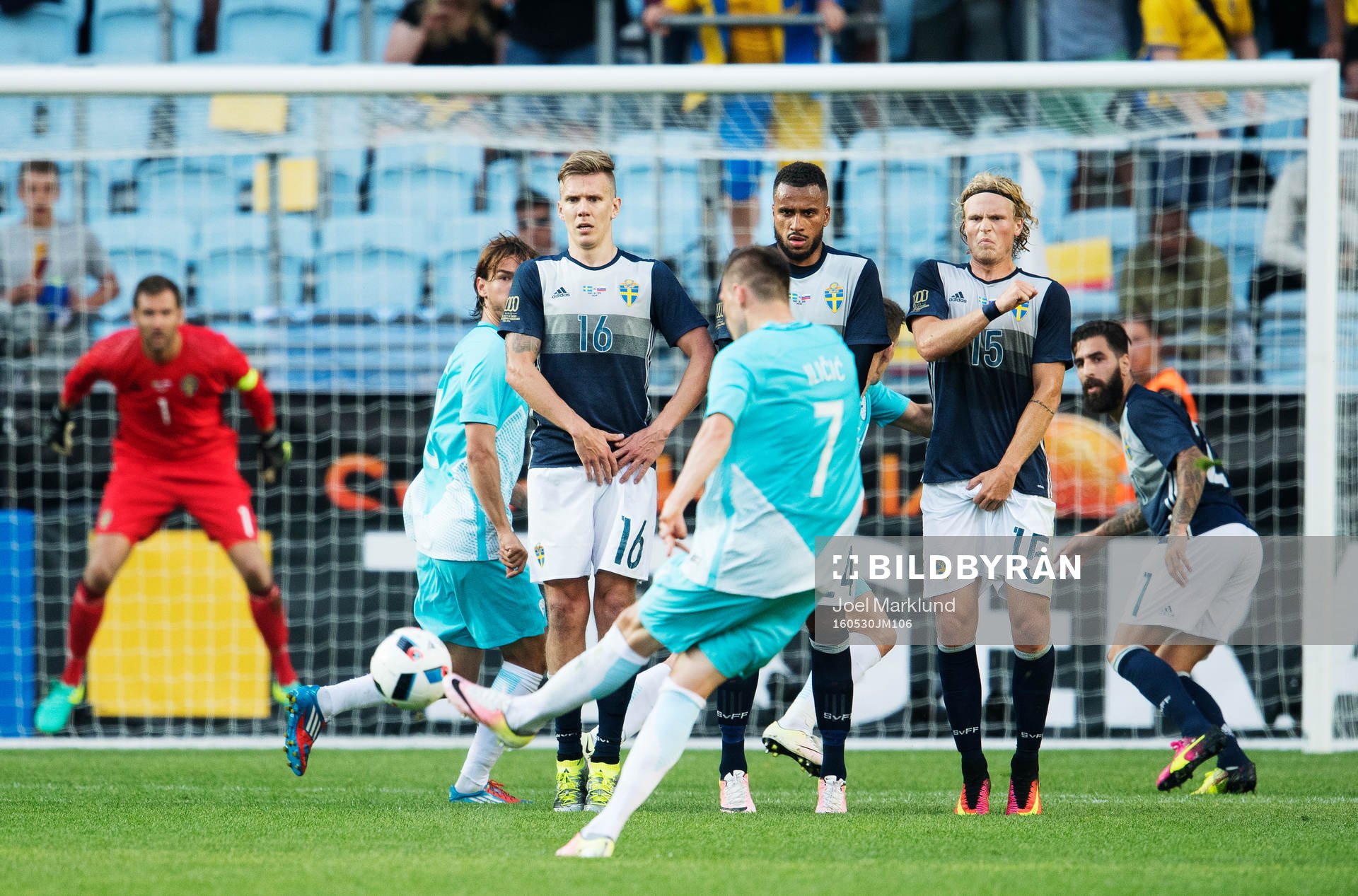 Sloveniens Josip Ilicic skjuter mot Sveriges mål som skyddas av en mur beståendes av Pontus Wernbloom, Isaac Kiese Thelin och Oscar Hiljemark under fotbollslandskampen mellan Sverige och Slovenien den 30 maj 2016 i Malmö.