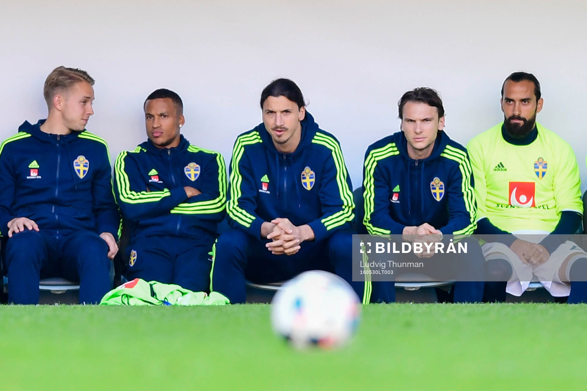 Sveriges Zlatan Ibrahimovic på bänken