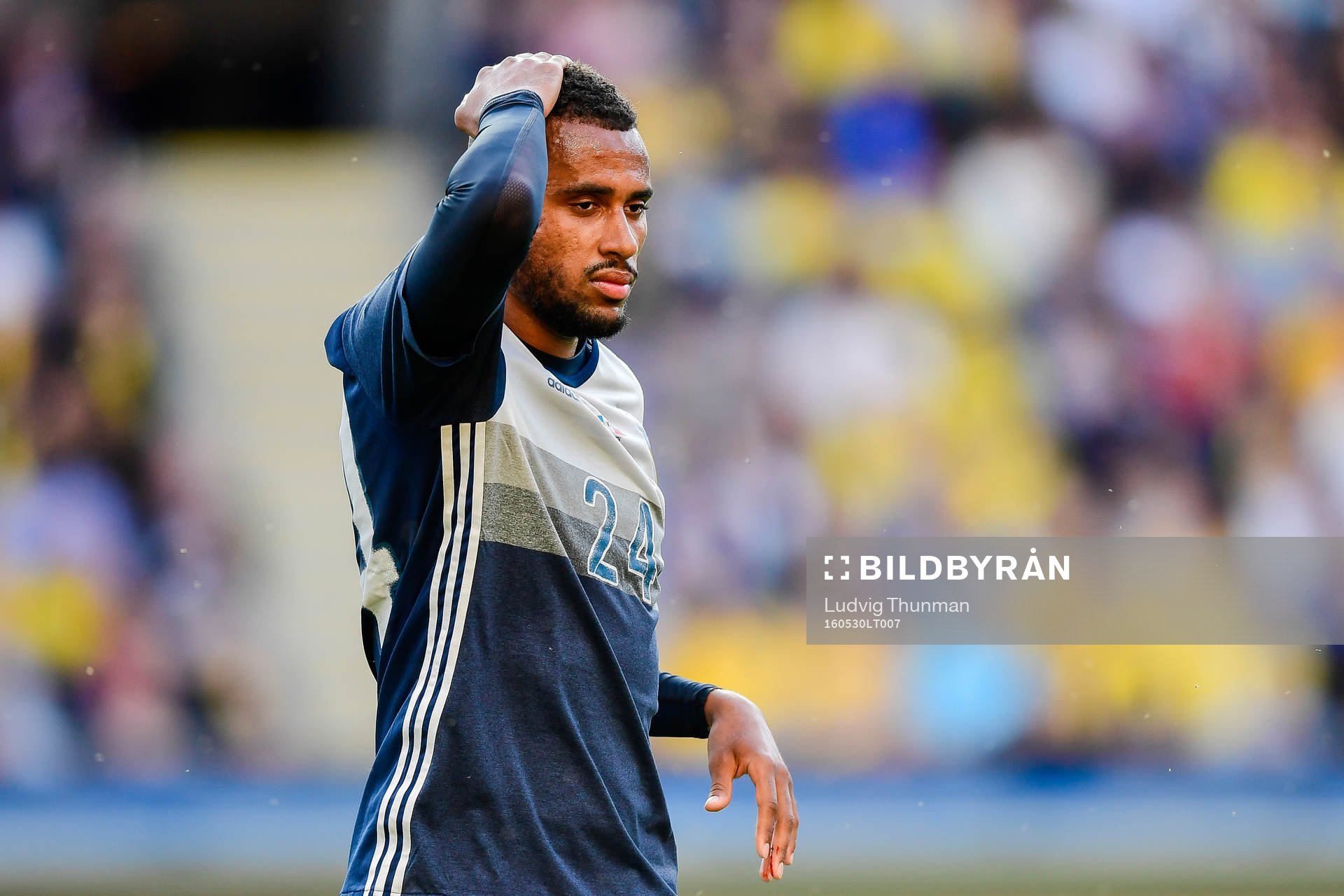 Sveriges Isaac Kiese Thelin deppar