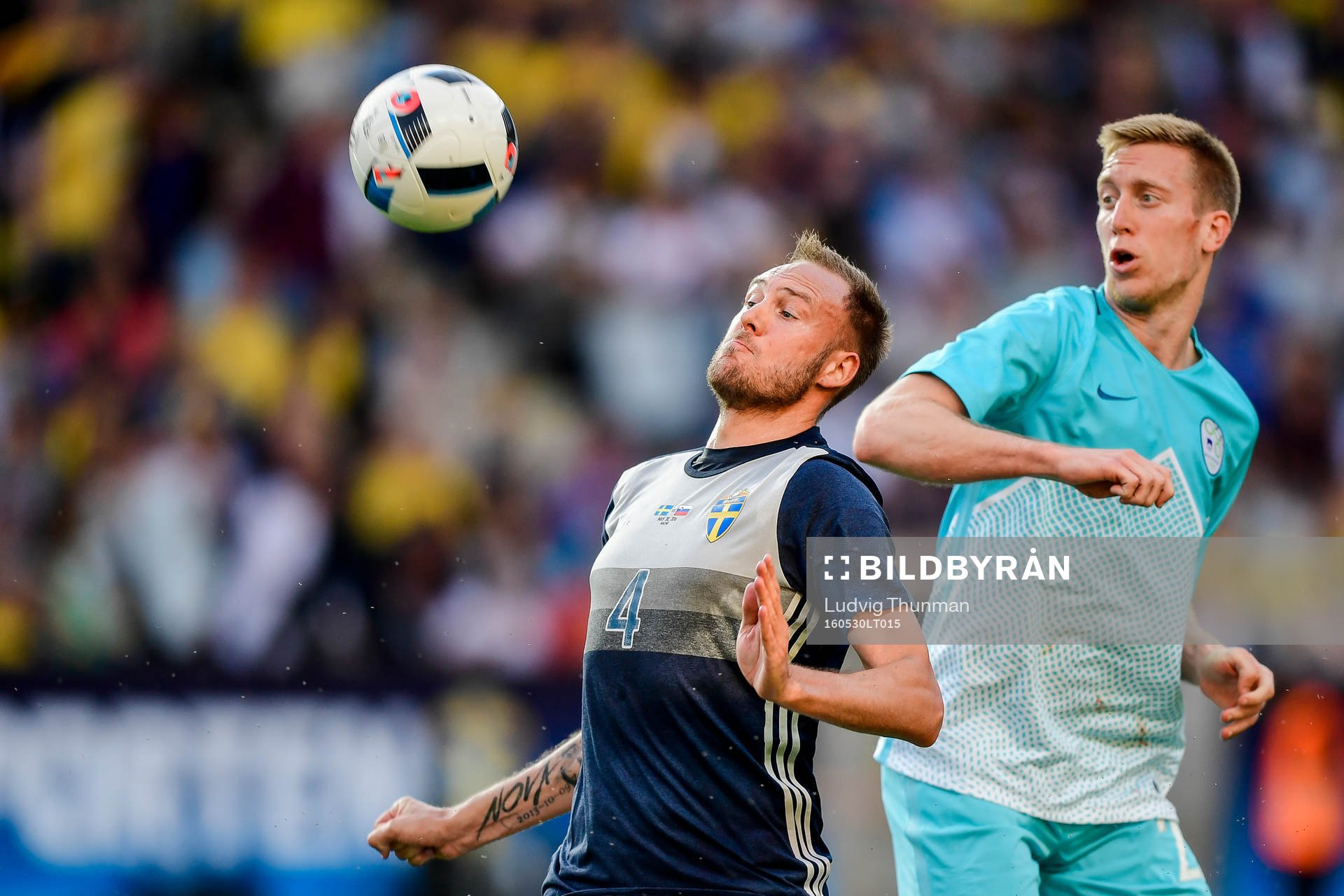 Sveriges Andreas Granqvist och Sloveniens Snejc Skubic