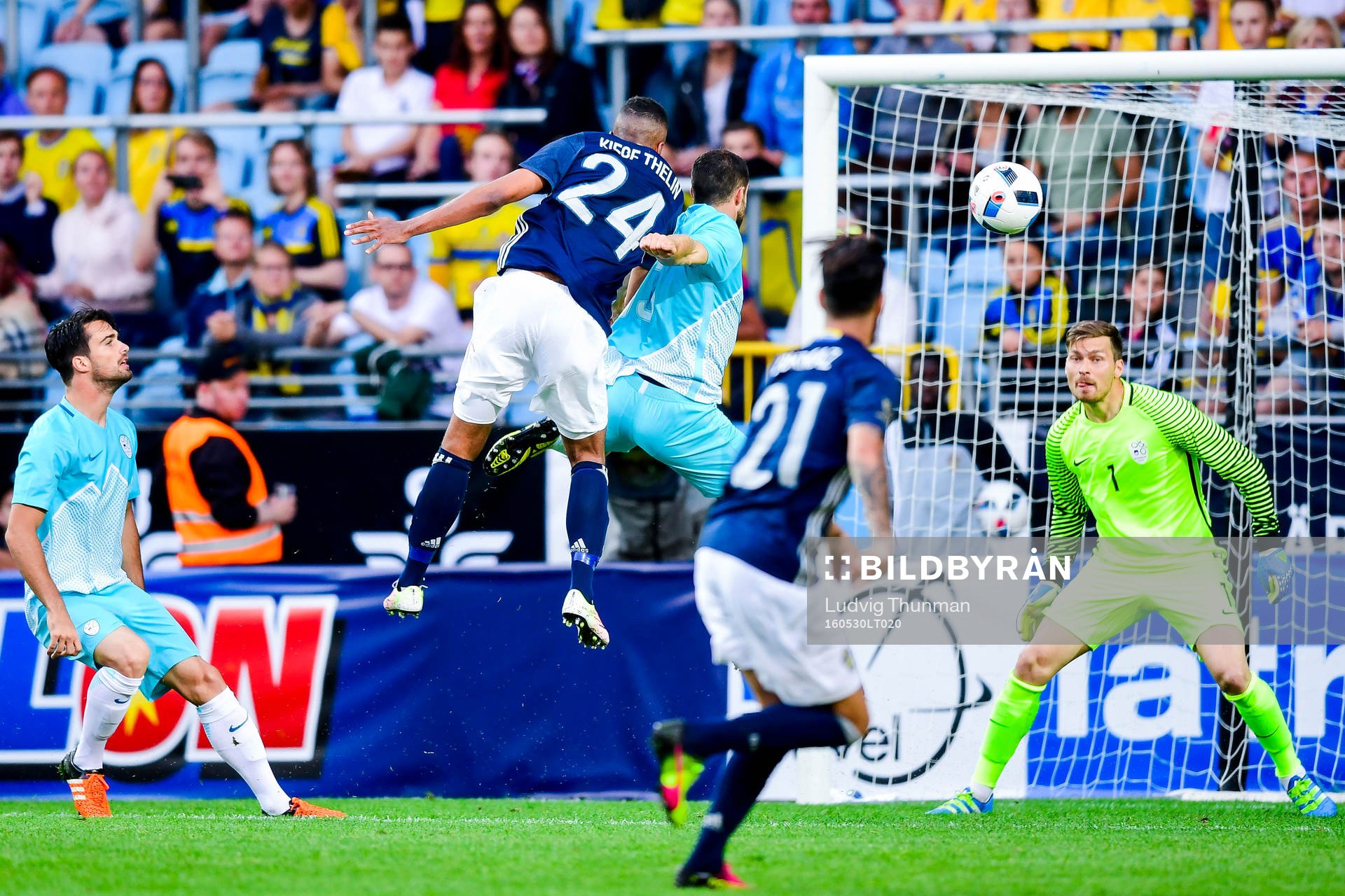 Sveriges Isaac Kiese Thelin med målchans