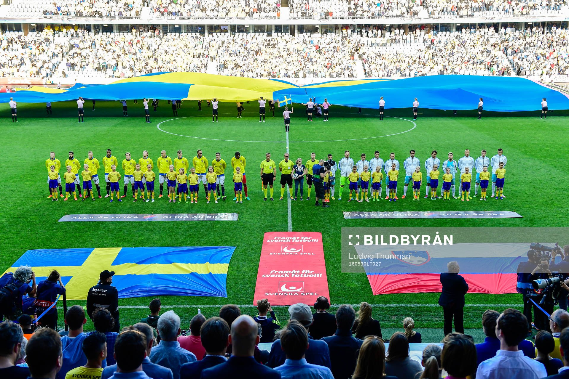 Spelarna före fotbollslandskampen mellan Sverige och