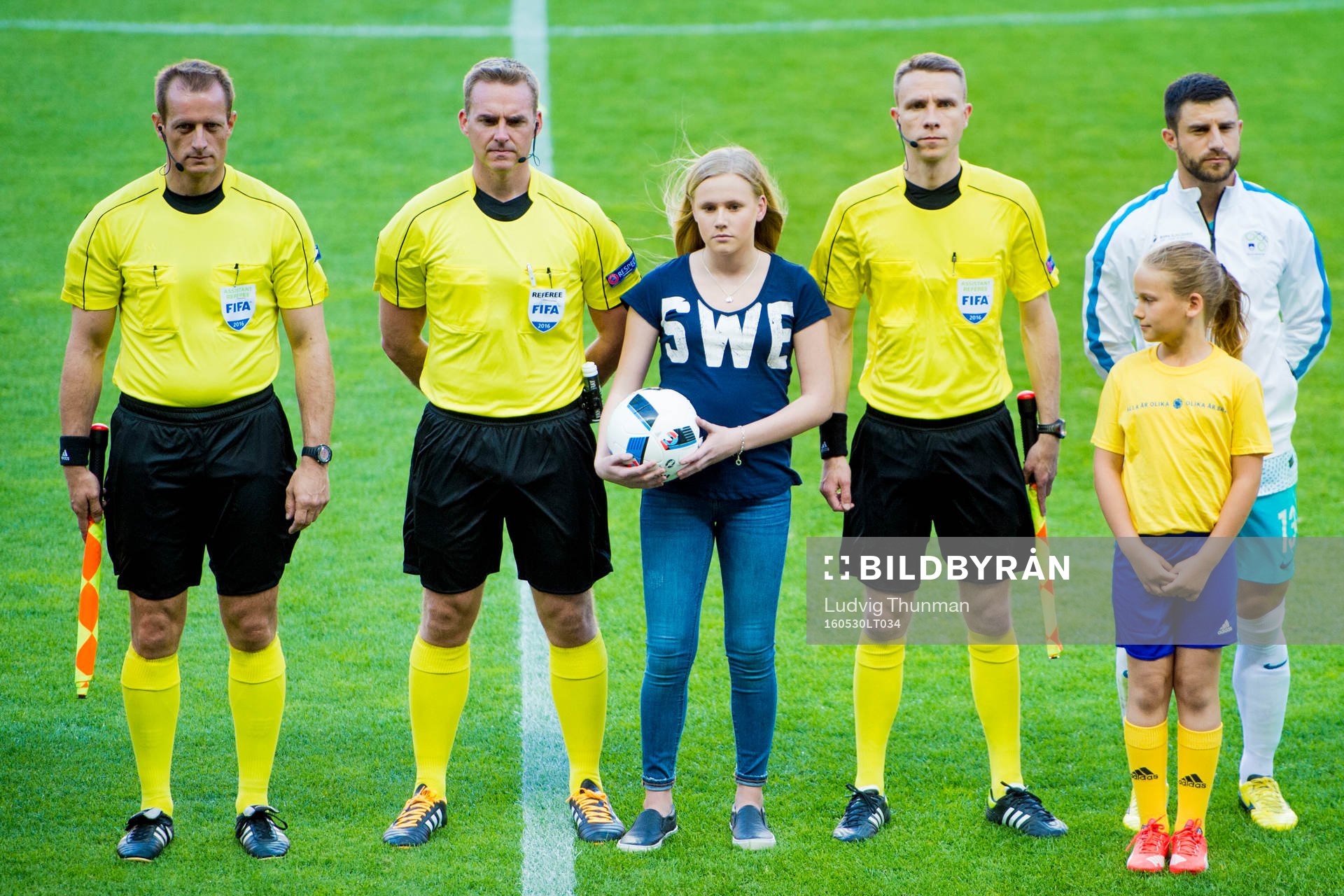 Sophie Lojander från Min Stora Dag med matchbollen