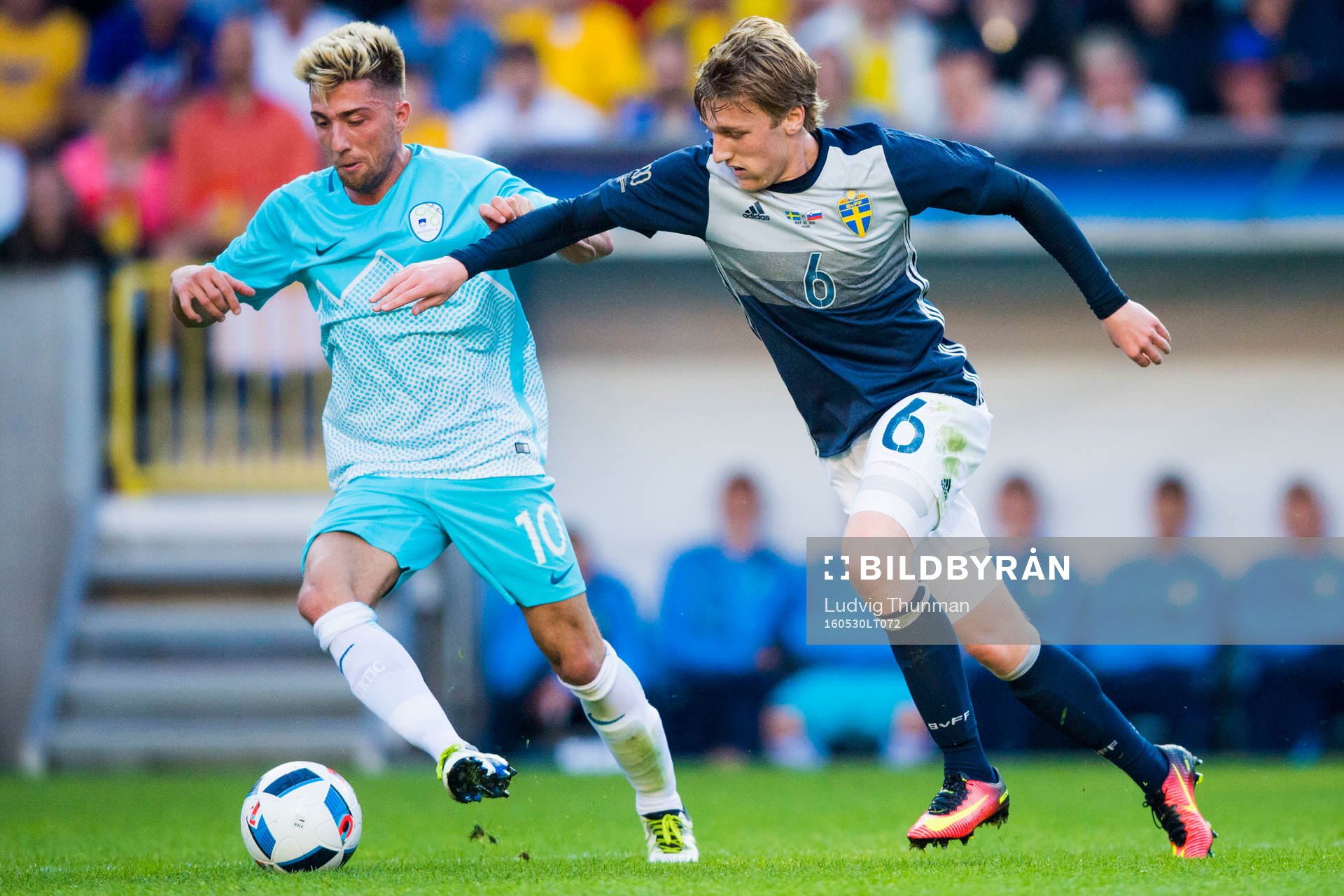 Sloveniens Kevin Kampl jagas av Sveriges Emil Forsberg
