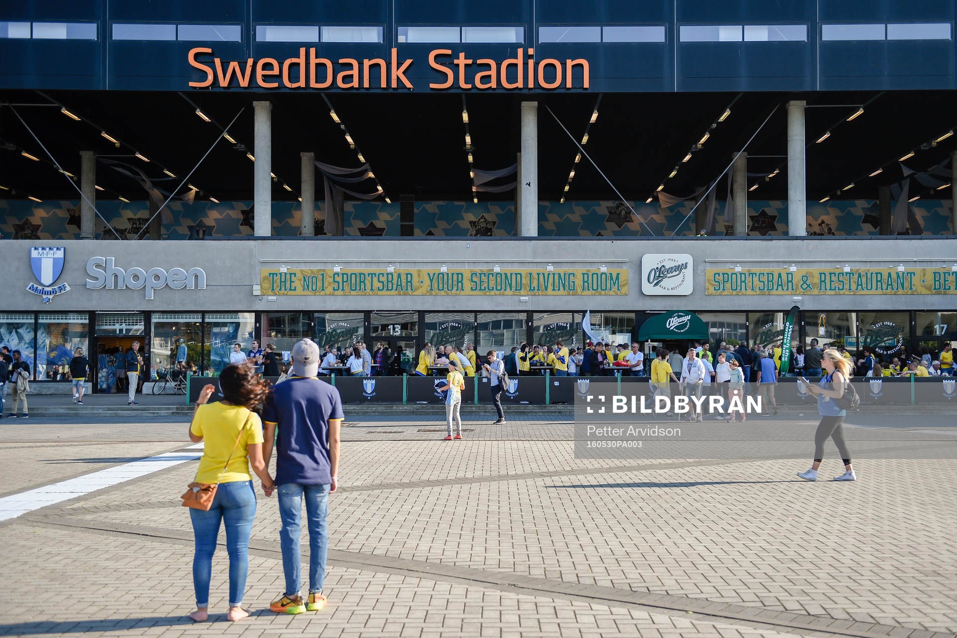 Sveriges supportrar utanför Swedbank Stadion före