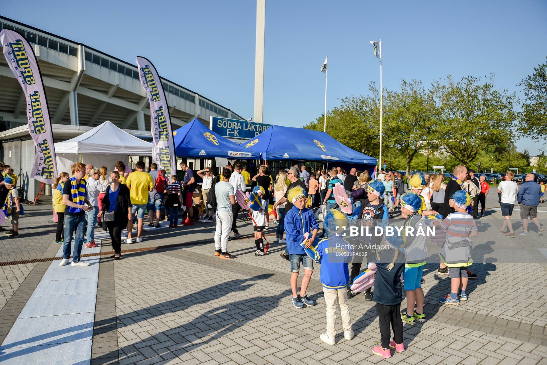 Sveriges supportrar utanför Swedbank Stadion före