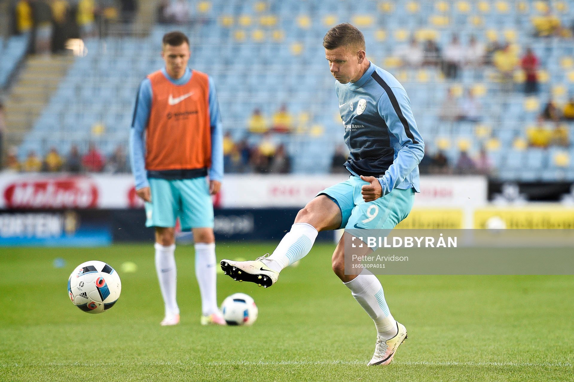 Sloveniens Rom Bezjak värmer upp före fotbollslandskampen