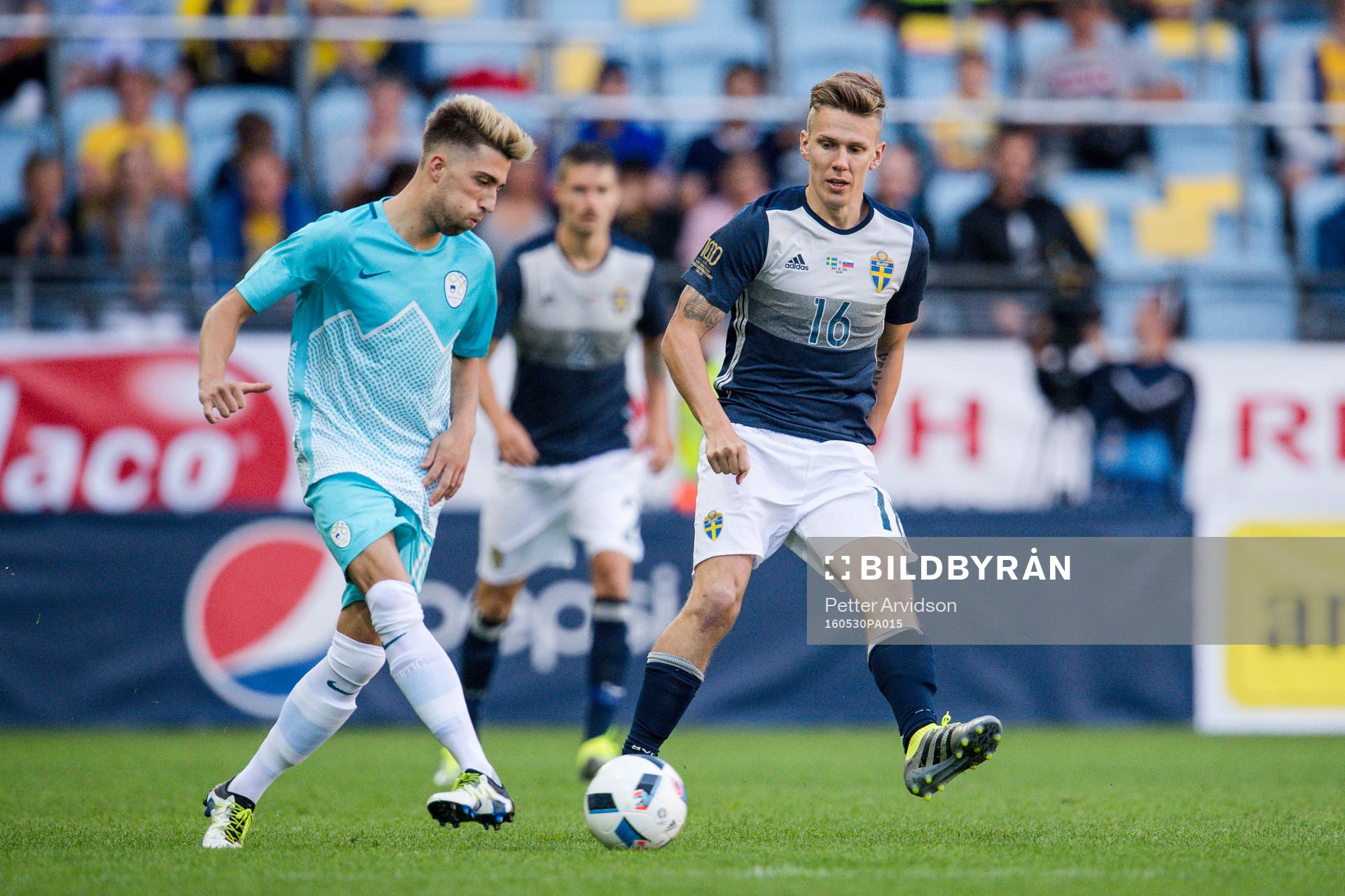 Sveriges Pontus Wernbloom och målvakt Grega Sorcan