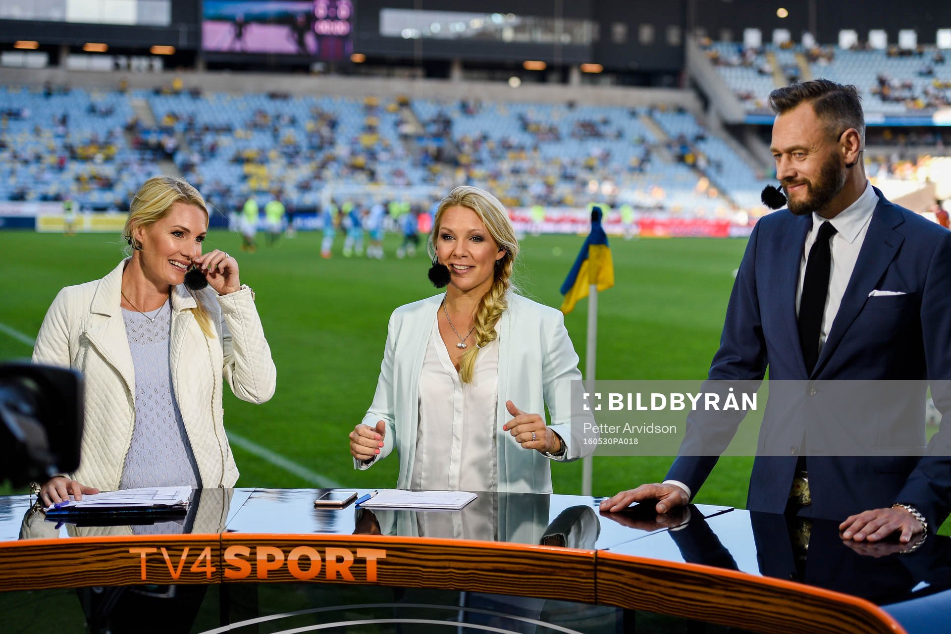 s  Hanna Marklund, Anna Brolin och Olof Lundh i studion