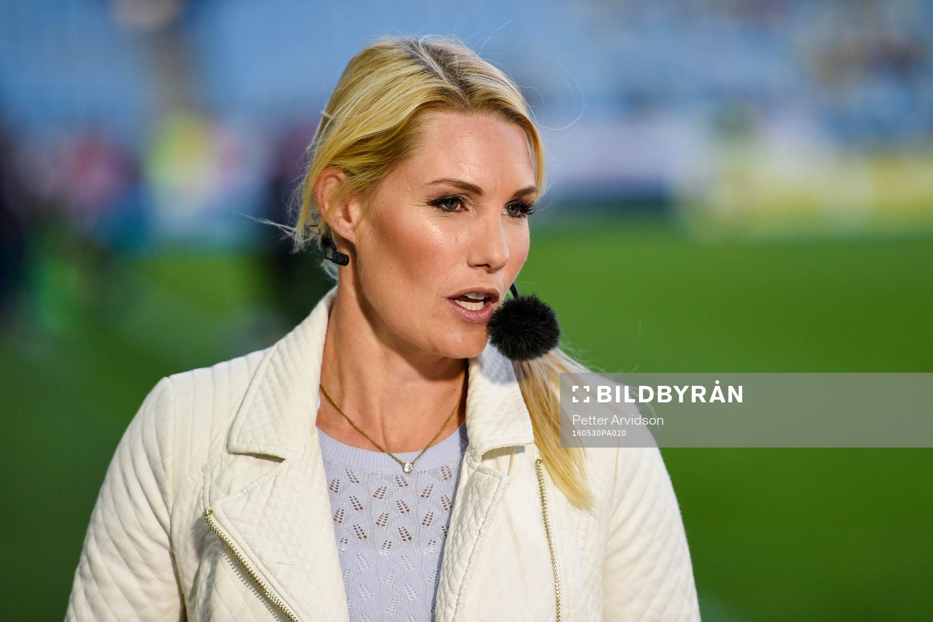 s  Hanna Marklund i studion före fotbollslandskampen