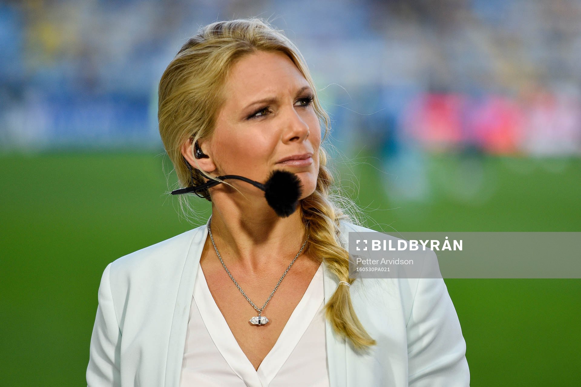s  Anna Brolin i studion före fotbollslandskampen mellan