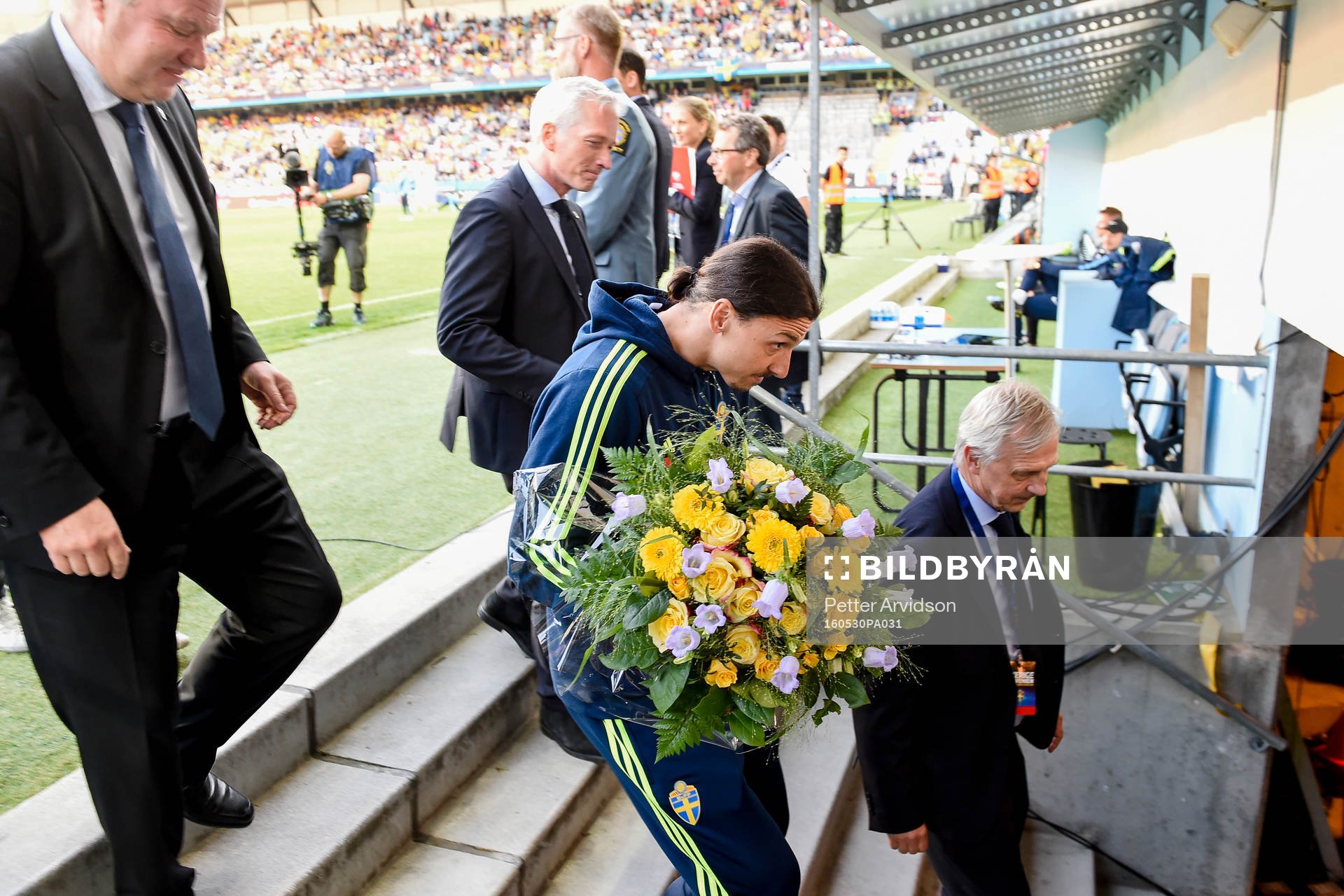 Sveriges Zlatan Ibrahimovic lämnar planen med blommor
