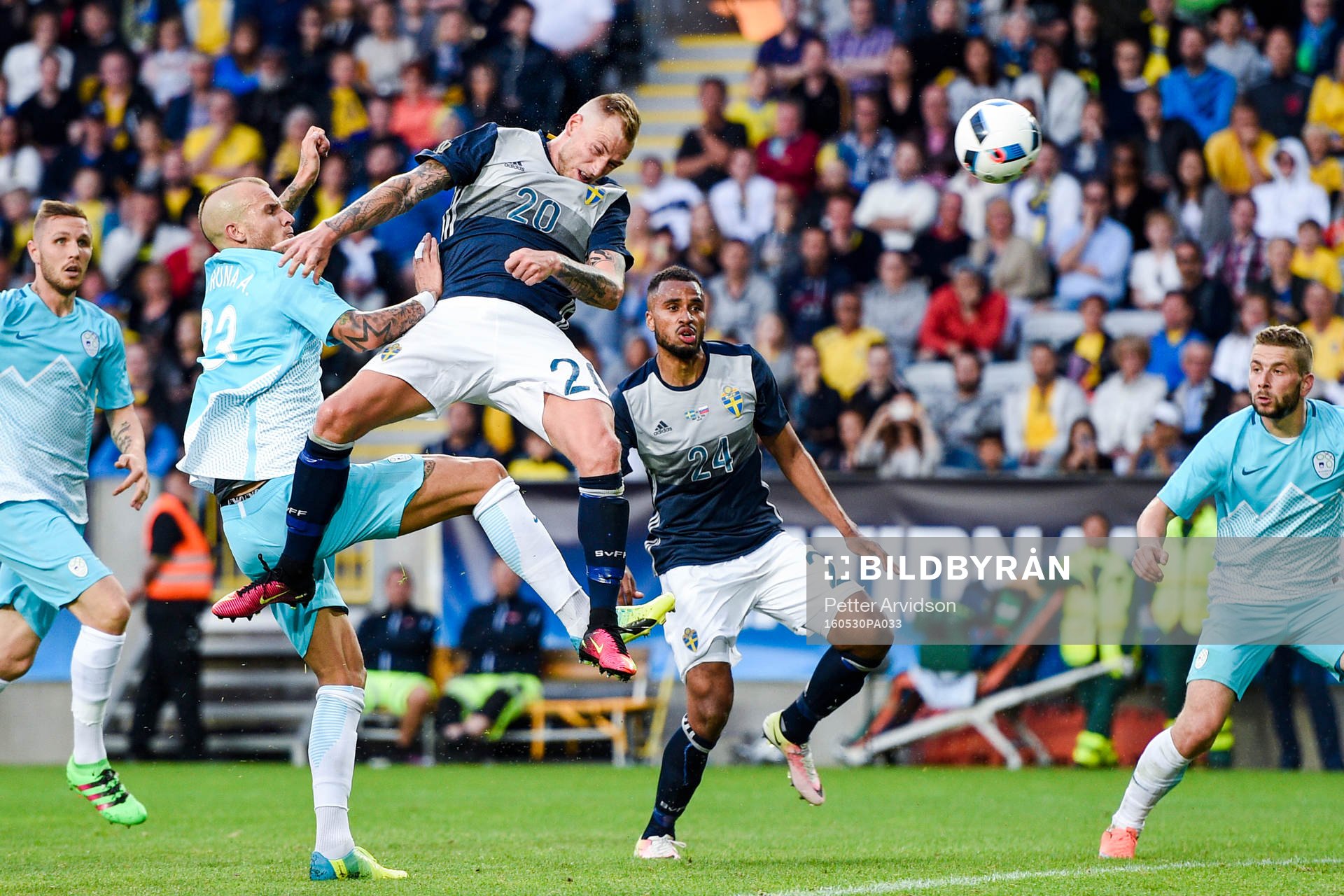 Sveriges John Guidetti  med målchans