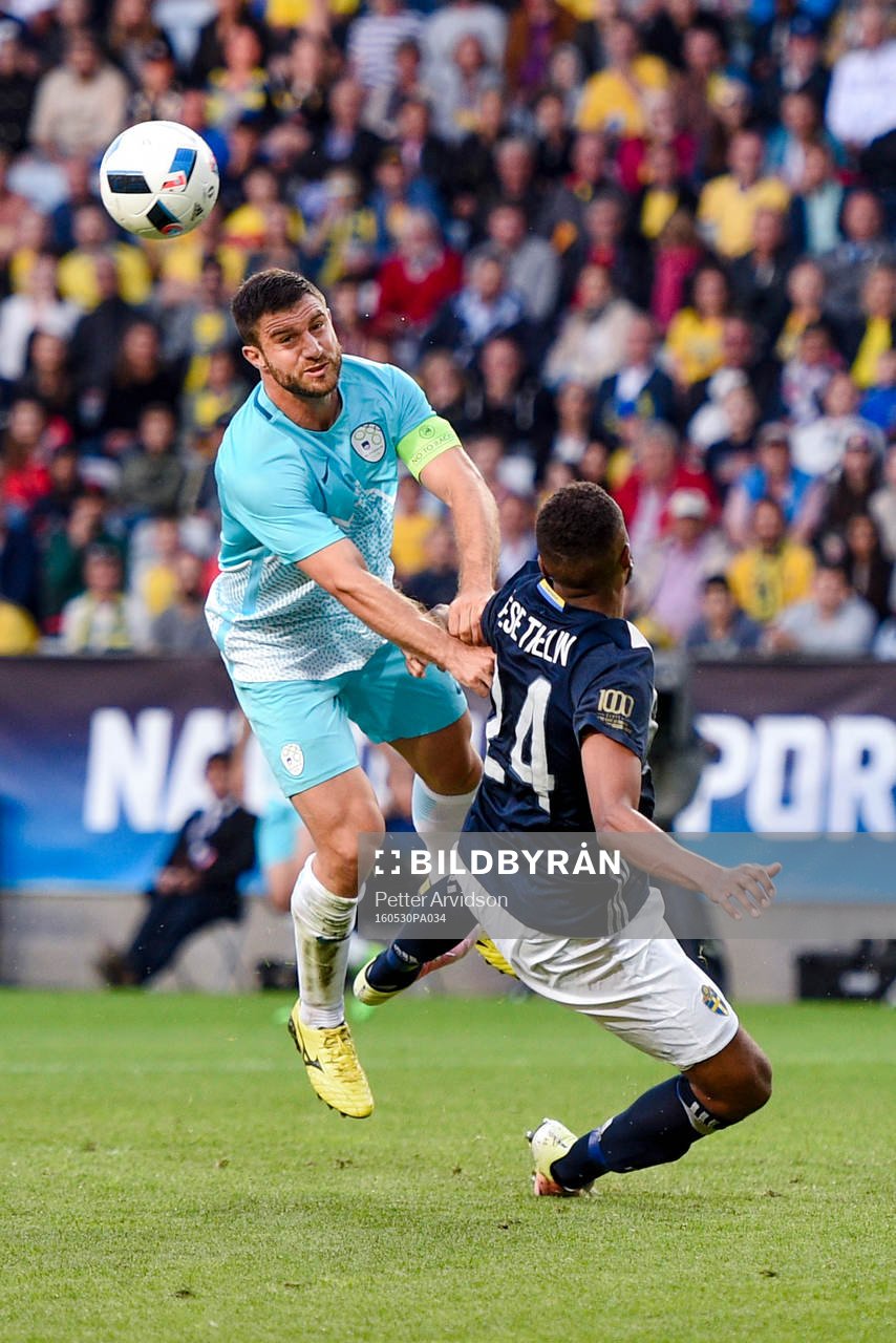 Sloveniens Bojan Jokic och Sveriges Isaac Kiese Thelin i en
