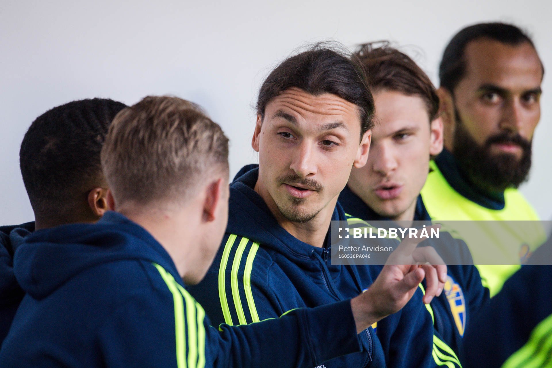 Sveriges Zlatan Ibrahimovic på bänken