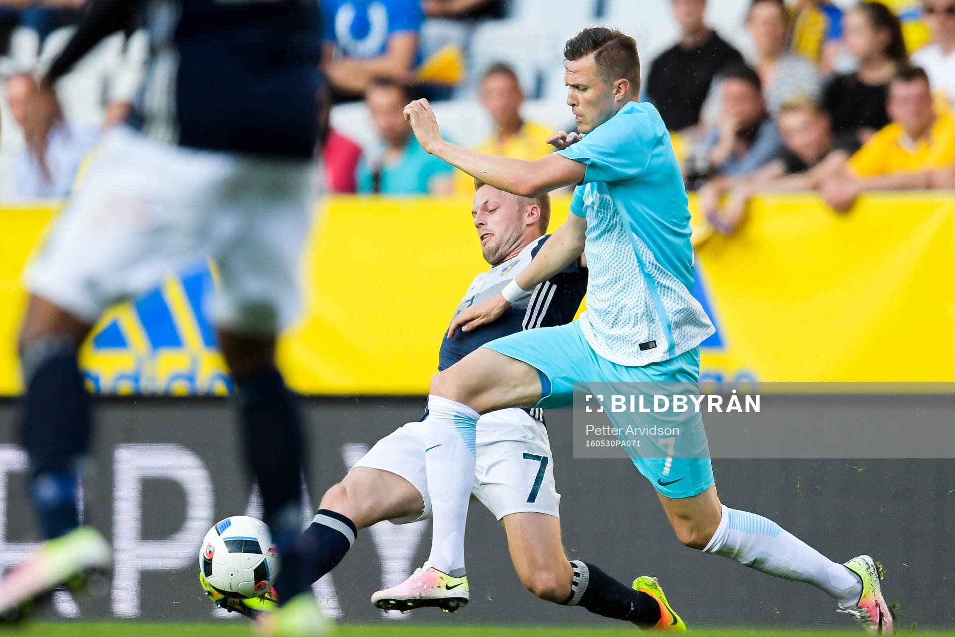 Sveriges Sebastian Larsson och Sloveniens Josip Ilicic under fotbollslandskampen mellan Sverige och Slovenien den 30 maj 2016 i Malmö.