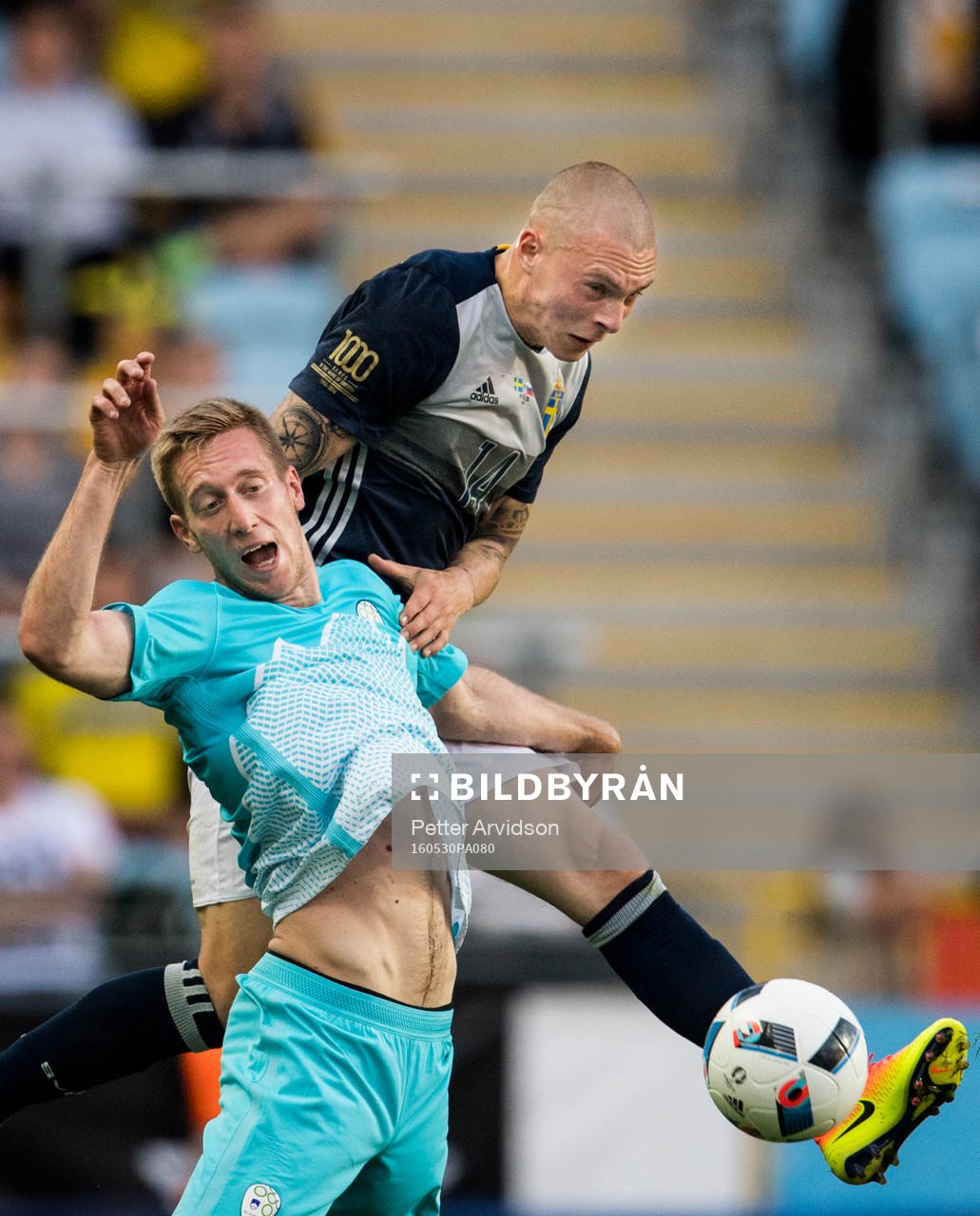 Sloveniens Robert Beric och Sveriges Victor Nilsson