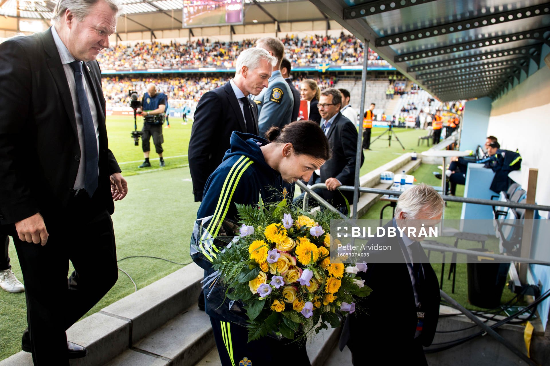 Sveriges Zlatan Ibrahimovic lämnar planen tillsammans med Svenska Fotbollförbundets ordförande Karl-Erik Nilsson, generalsekreterare Håkan Sjöstrand och landslagschef Lars Richt efter att han blivit hyllad för hundra spelade matcher i landslaget under fotbollslandskampen mellan Sverige och Slovenien den 30 maj 2016 i Malmö.