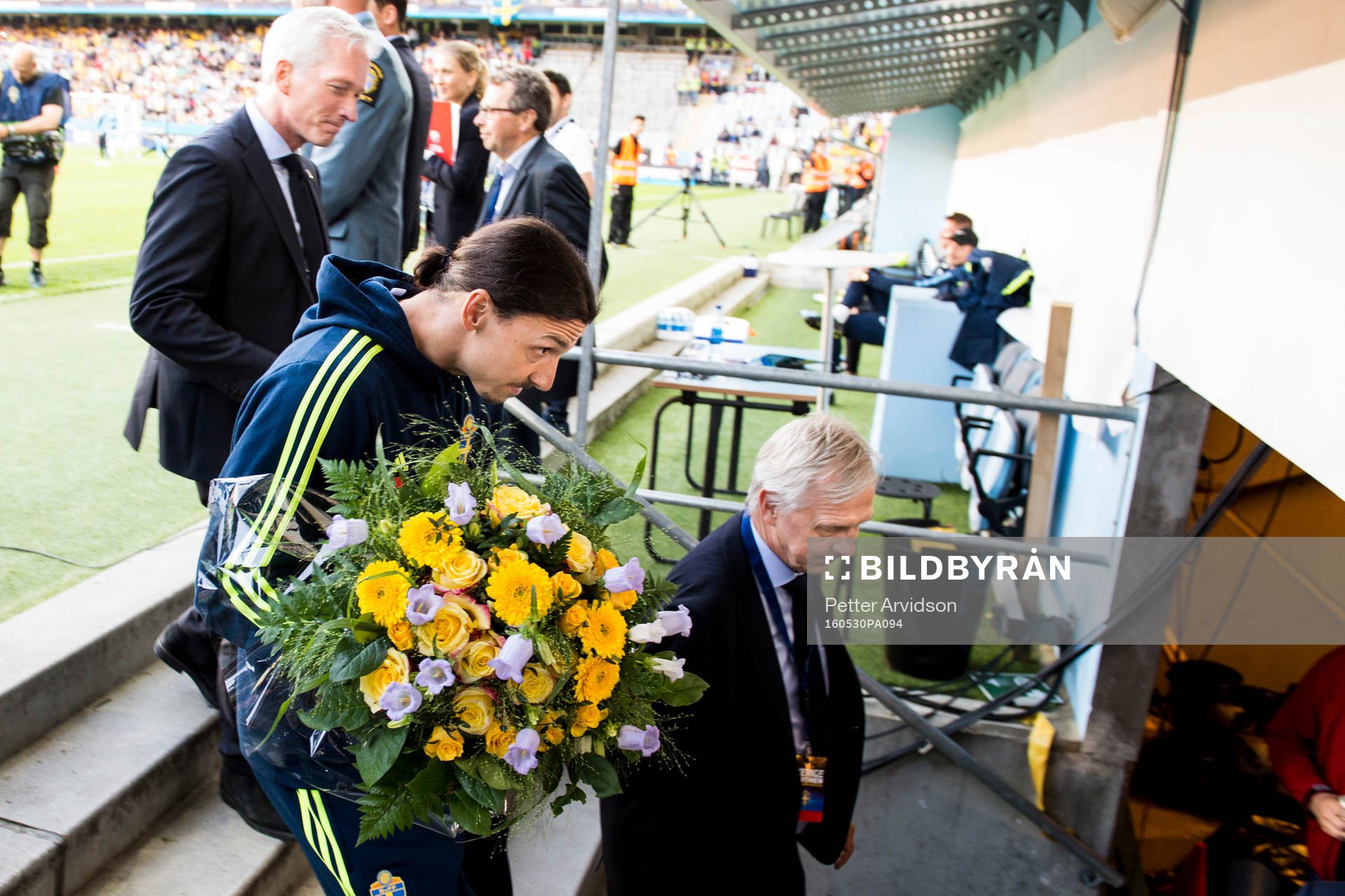 Sveriges Zlatan Ibrahimovic lämnar planen tillsammans med Svenska Fotbollförbundets generalsekreterare Håkan Sjöstrand och landslagschef Lars Richt efter att han blivit hyllad för hundra spelade matcher i landslaget under fotbollslandskampen mellan Sverige och Slovenien den 30 maj 2016 i Malmö.