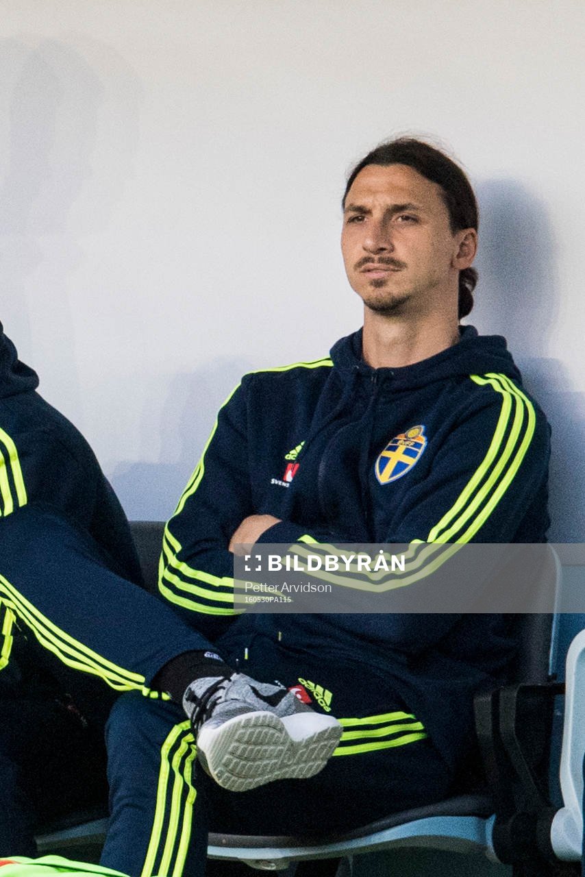 Sveriges Zlatan Ibrahimovic på bänken