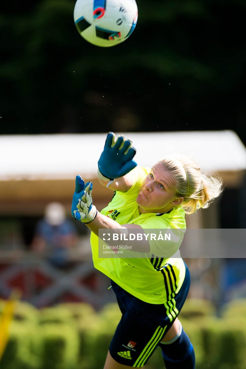Sveriges målvakt Emelie Lundberg