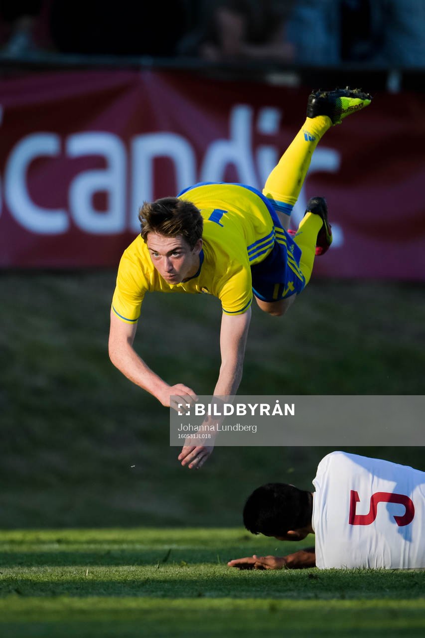 Sveriges Carl Johansson i en kamp mot Ungerns Tóth Bence under P18-landskampen i fotboll mellan Sverige och Ungern den 31 maj 2016 i Skutskär.