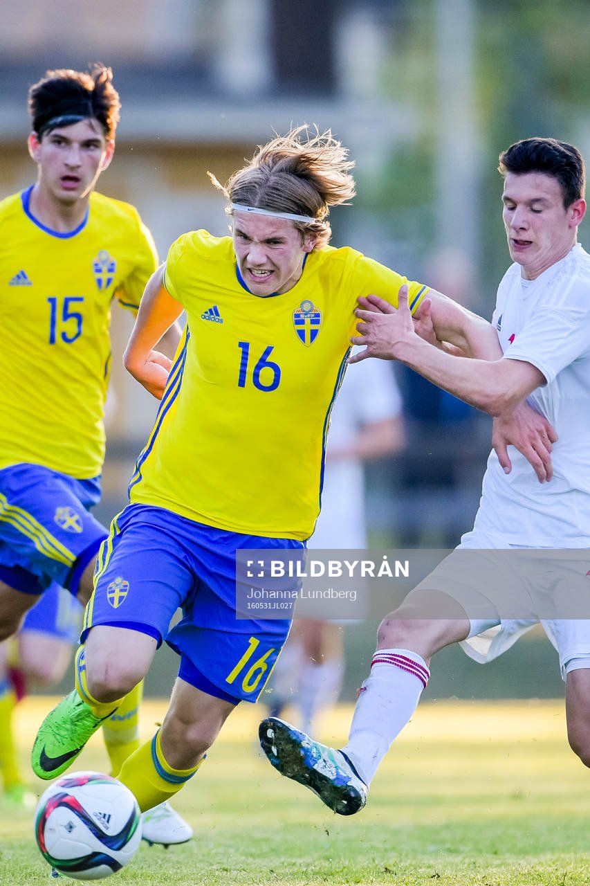 Sveriges Besard Sabovic och Viktor Gyökeres i en kamp mot
