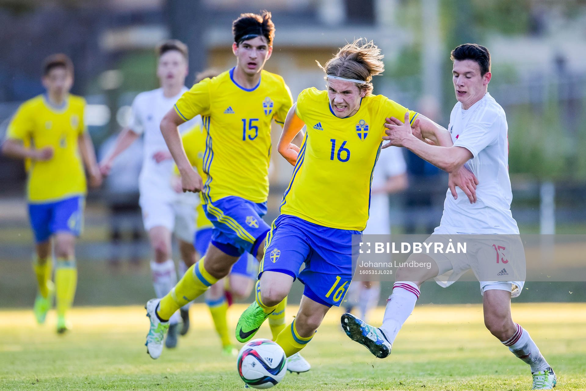 Sveriges Besard Sabovic och Viktor Gyökeres i en kamp mot